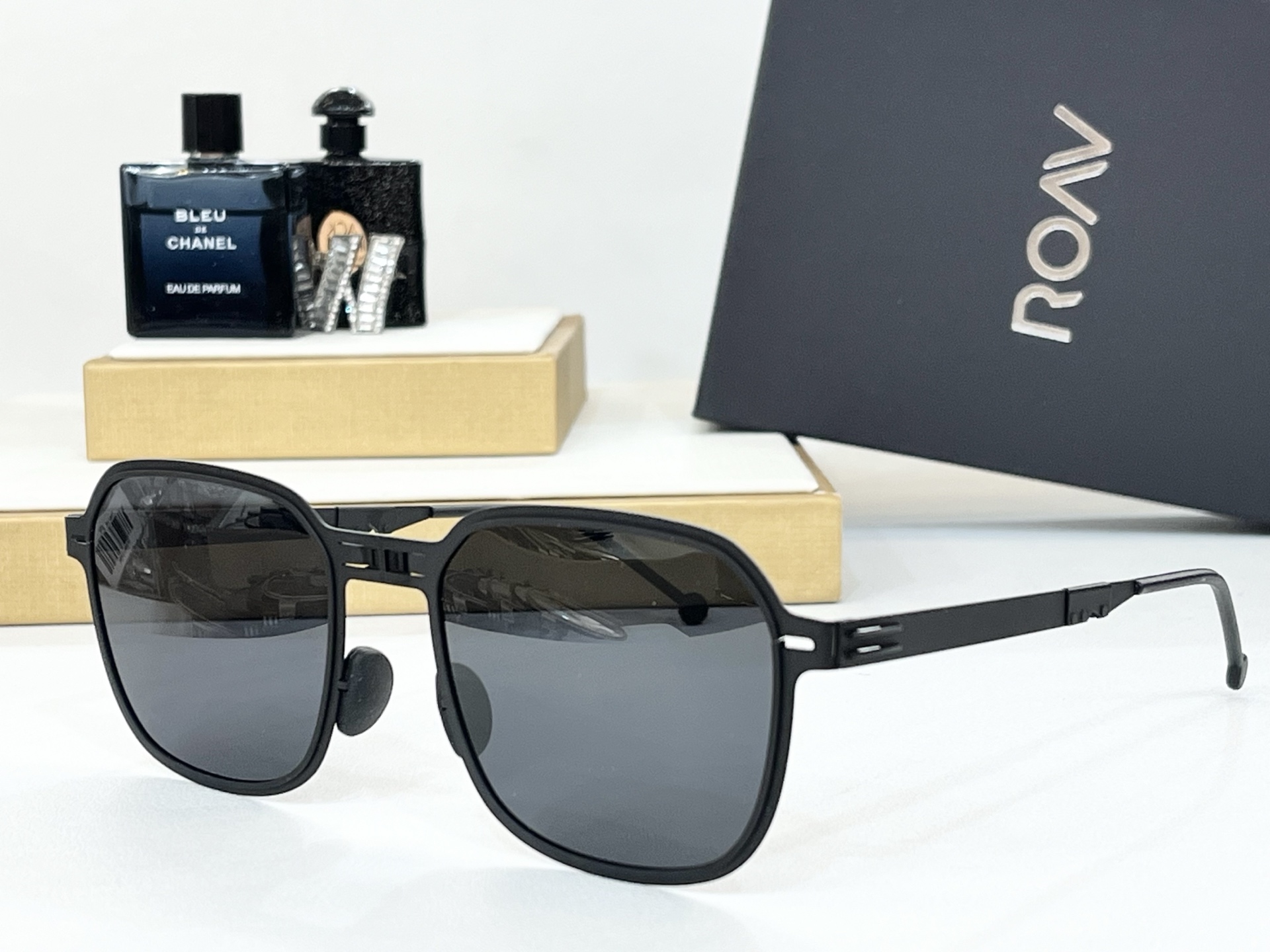  ROAV 
The brand can be changed.
 Polarized lenses
M