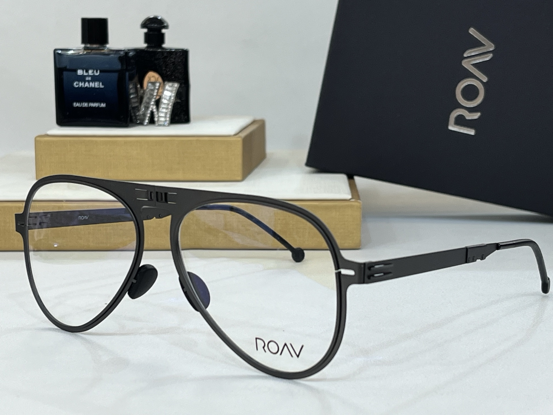  ROAV 
The brand can be changed.
 Polarized lenses
M