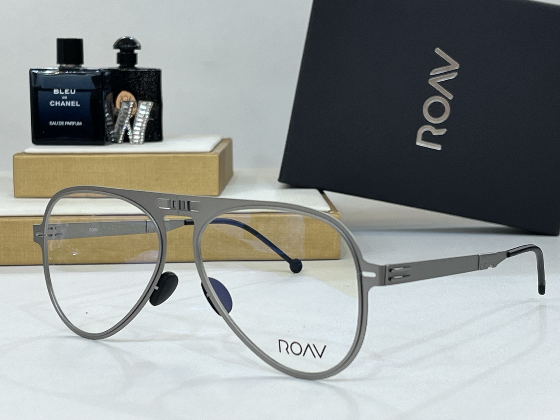  ROAV 
The brand can be changed.
 Polarized lenses
M