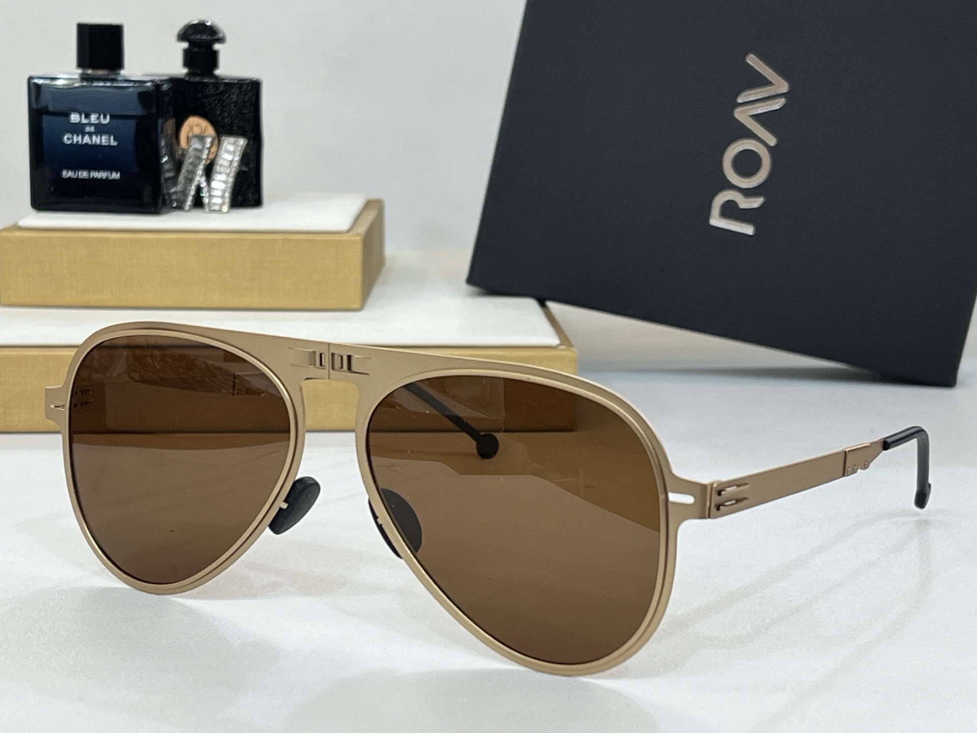  ROAV 
The brand can be changed.
 Polarized lenses
M