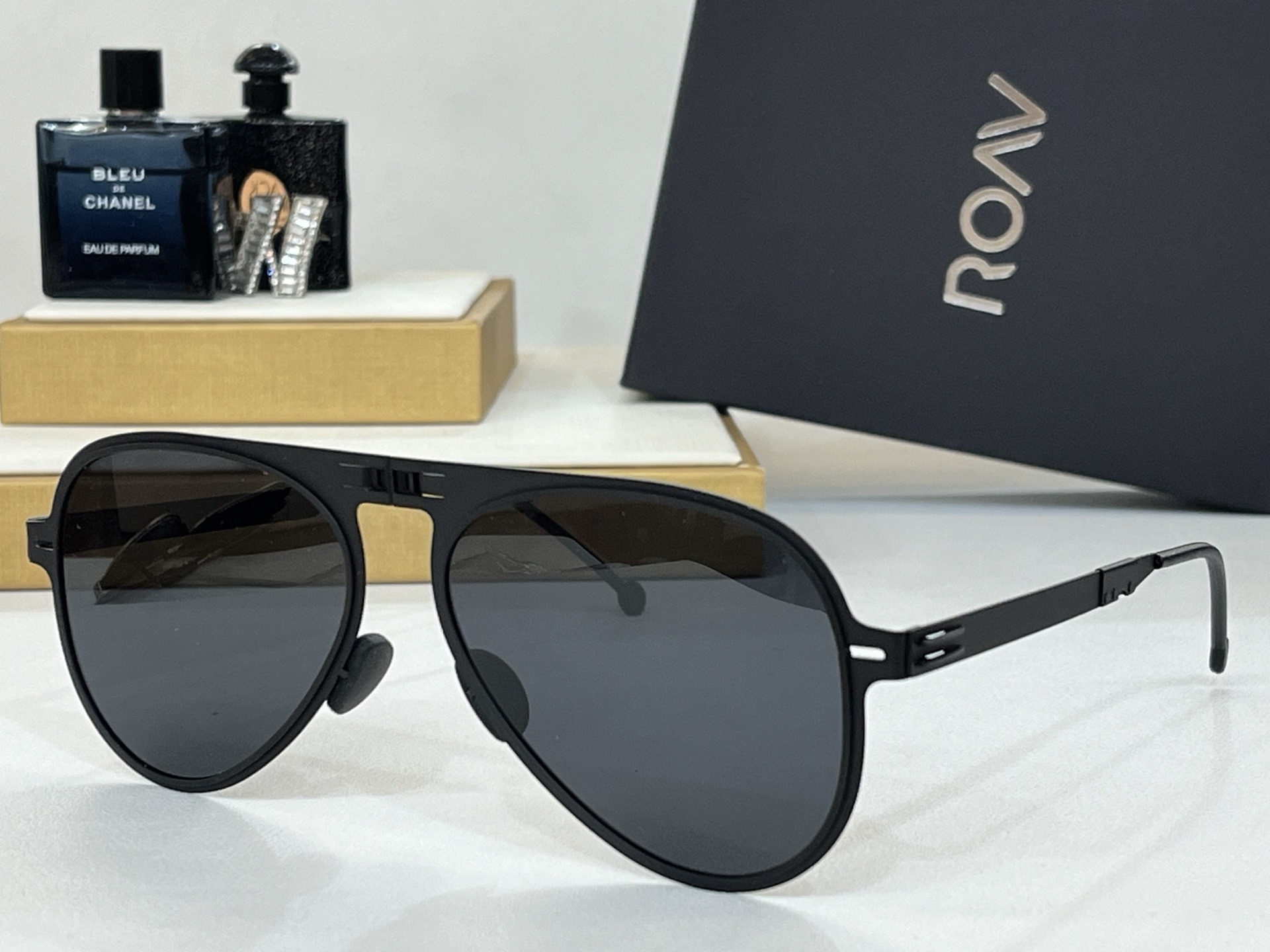 ROAV 
The brand can be changed.
 Polarized lenses
M