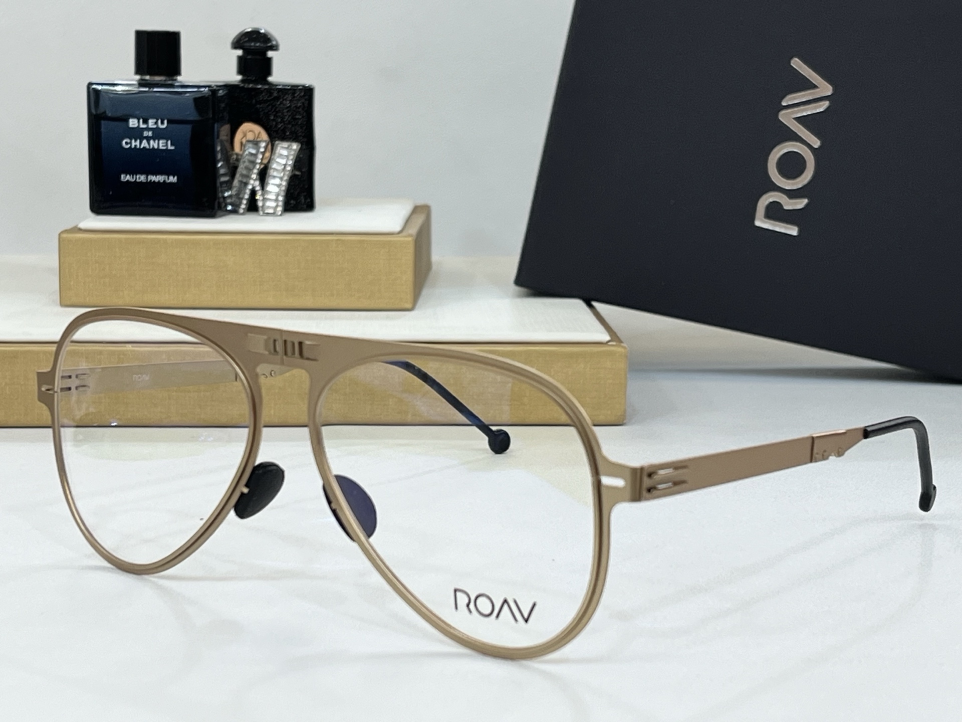  ROAV 
The brand can be changed.
 Polarized lenses
M