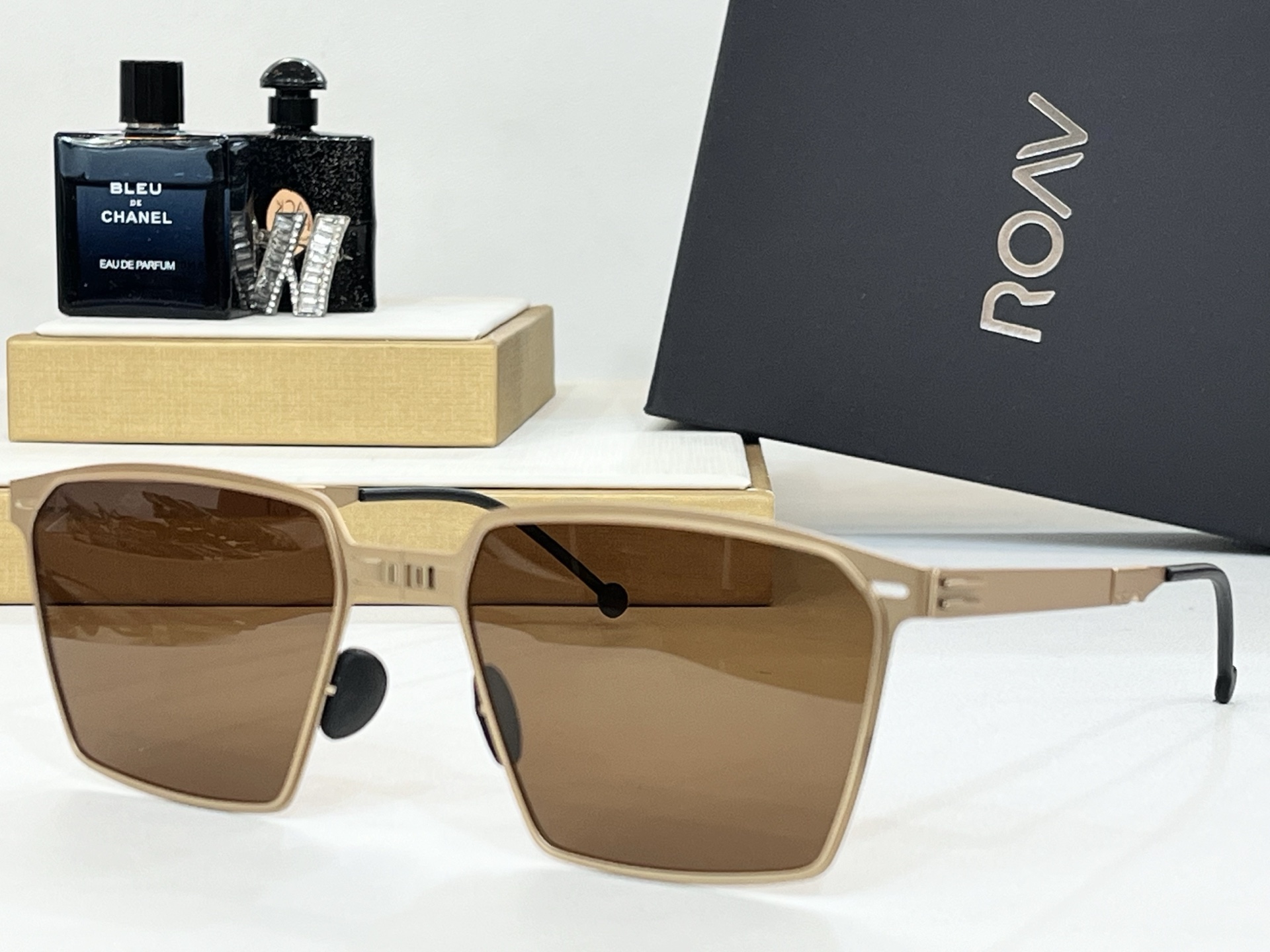  ROAV 
The brand can be changed.
 Polarized lenses
M