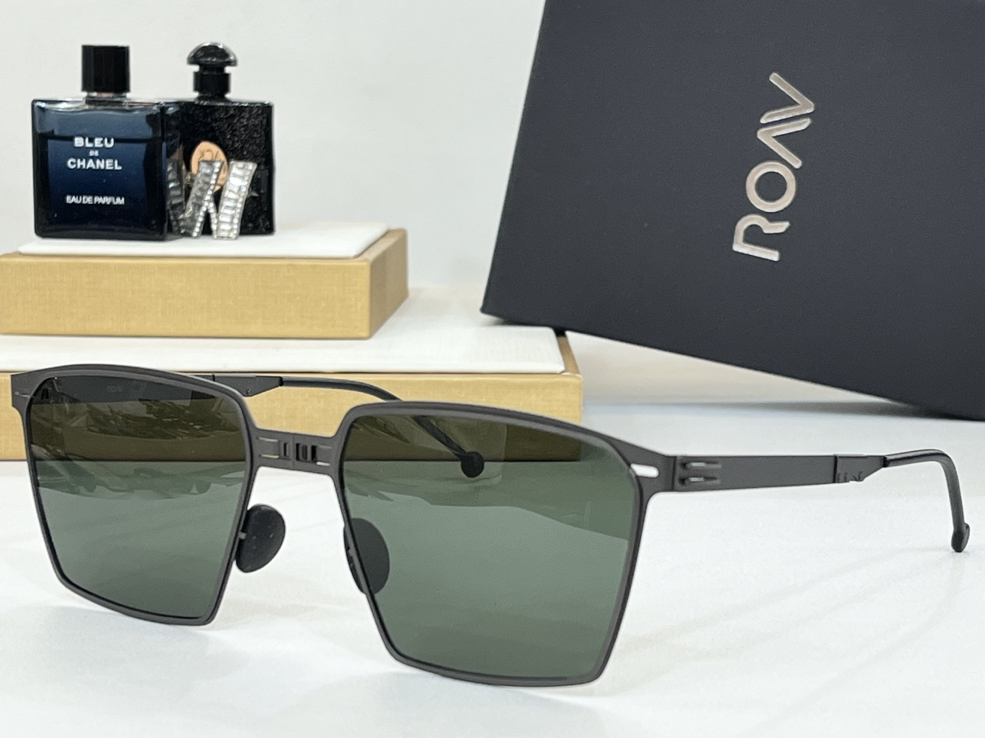  ROAV 
The brand can be changed.
 Polarized lenses
M