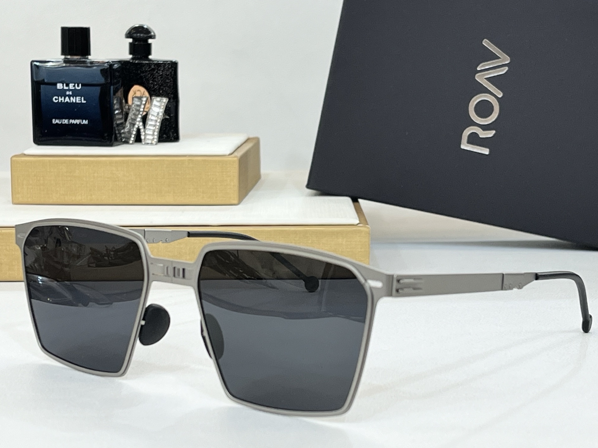  ROAV 
The brand can be changed.
 Polarized lenses
M
