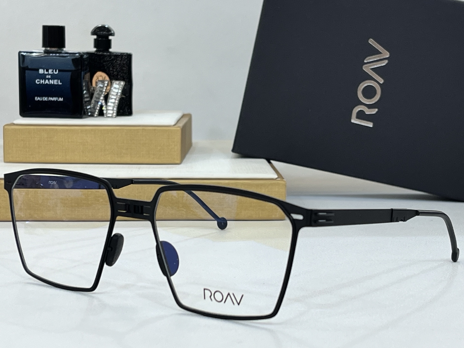  ROAV 
The brand can be changed.
 Polarized lenses
M