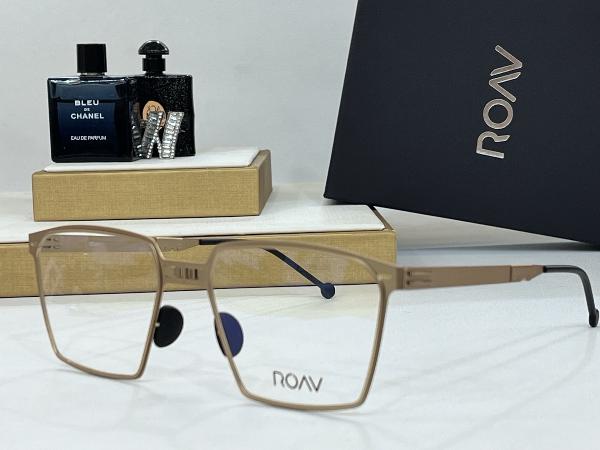  ROAV 
The brand can be changed.
 Polarized lenses
M
