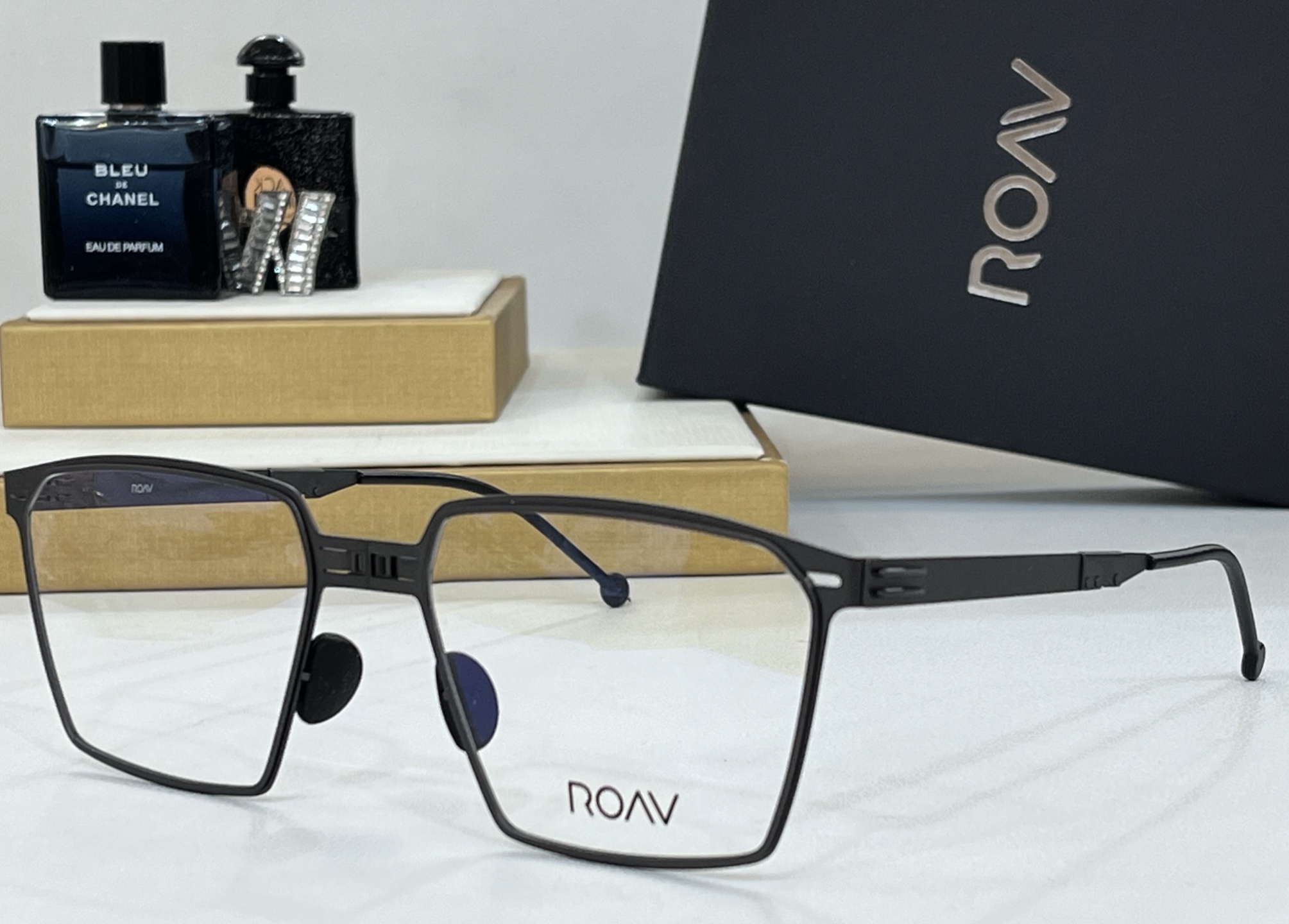  ROAV 
The brand can be changed.
 Polarized lenses
M