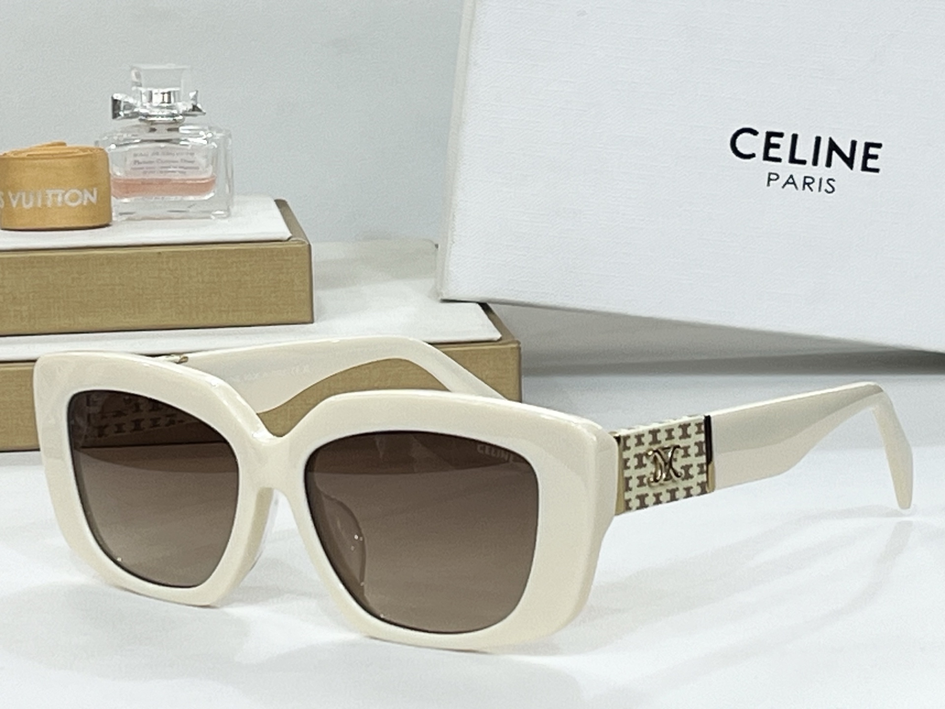  CELINE
ModCL40168U
Size55-16-145
