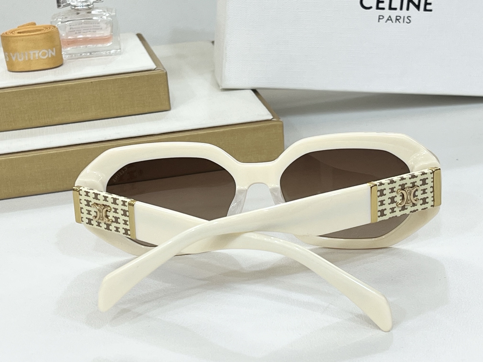  CELINE
ModCL40169U
Size55-17-145
