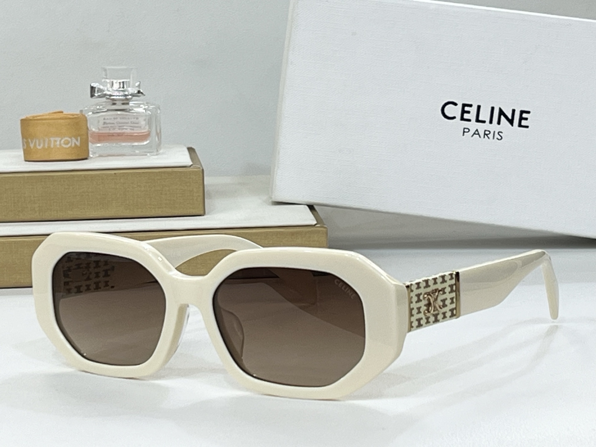  CELINE
ModCL40169U
Size55-17-145
