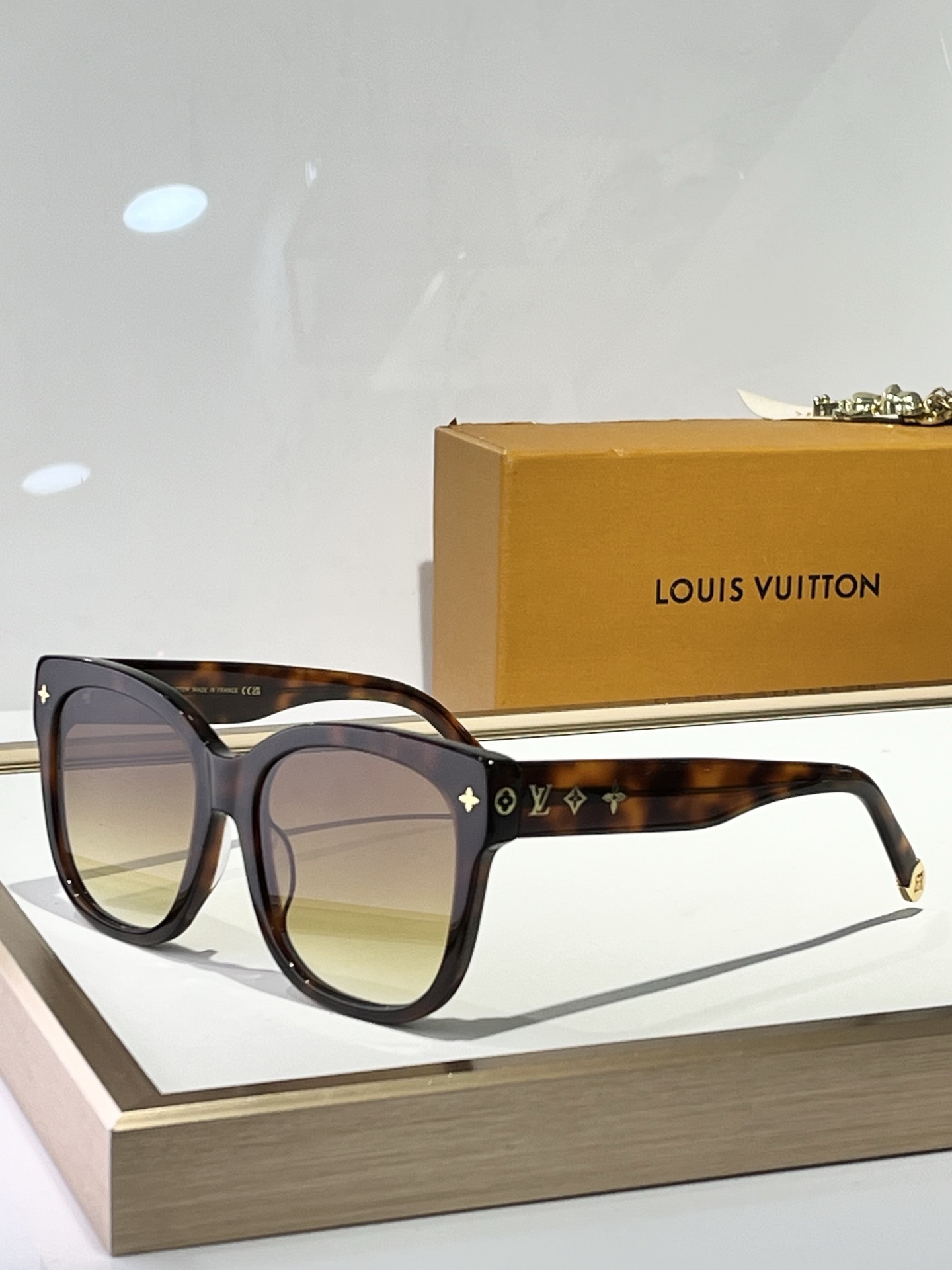  LOUIS VUITTO*
MODEL：Z1729W
SIZE：56口18-143
