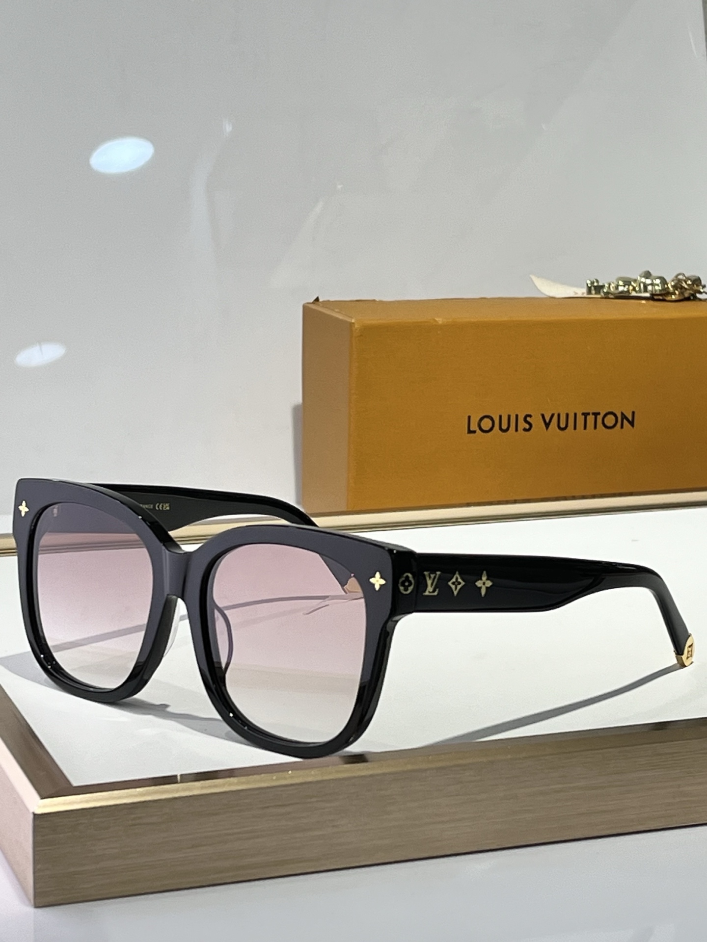  LOUIS VUITTO*
MODEL：Z1729W
SIZE：56口18-143
