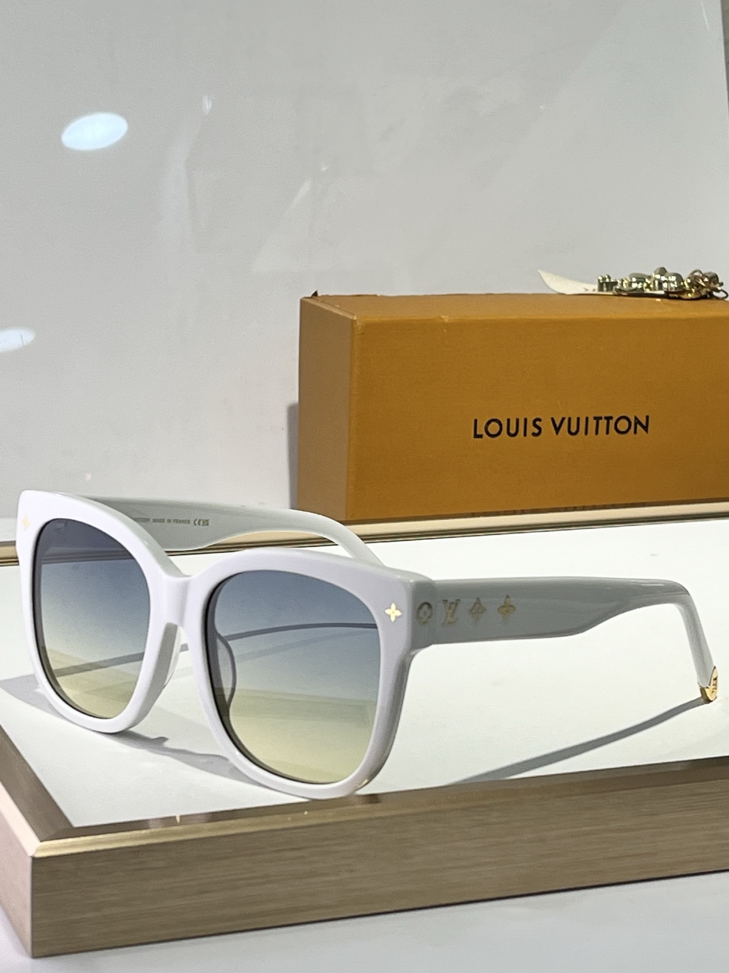  LOUIS VUITTO*
MODEL：Z1729W
SIZE：56口18-143
