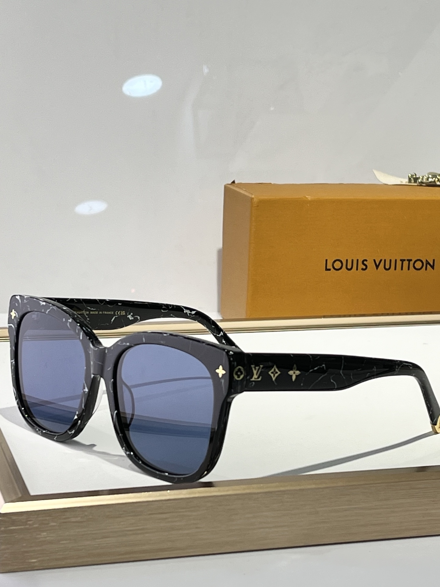  LOUIS VUITTO*
MODEL：Z1729W
SIZE：56口18-143
