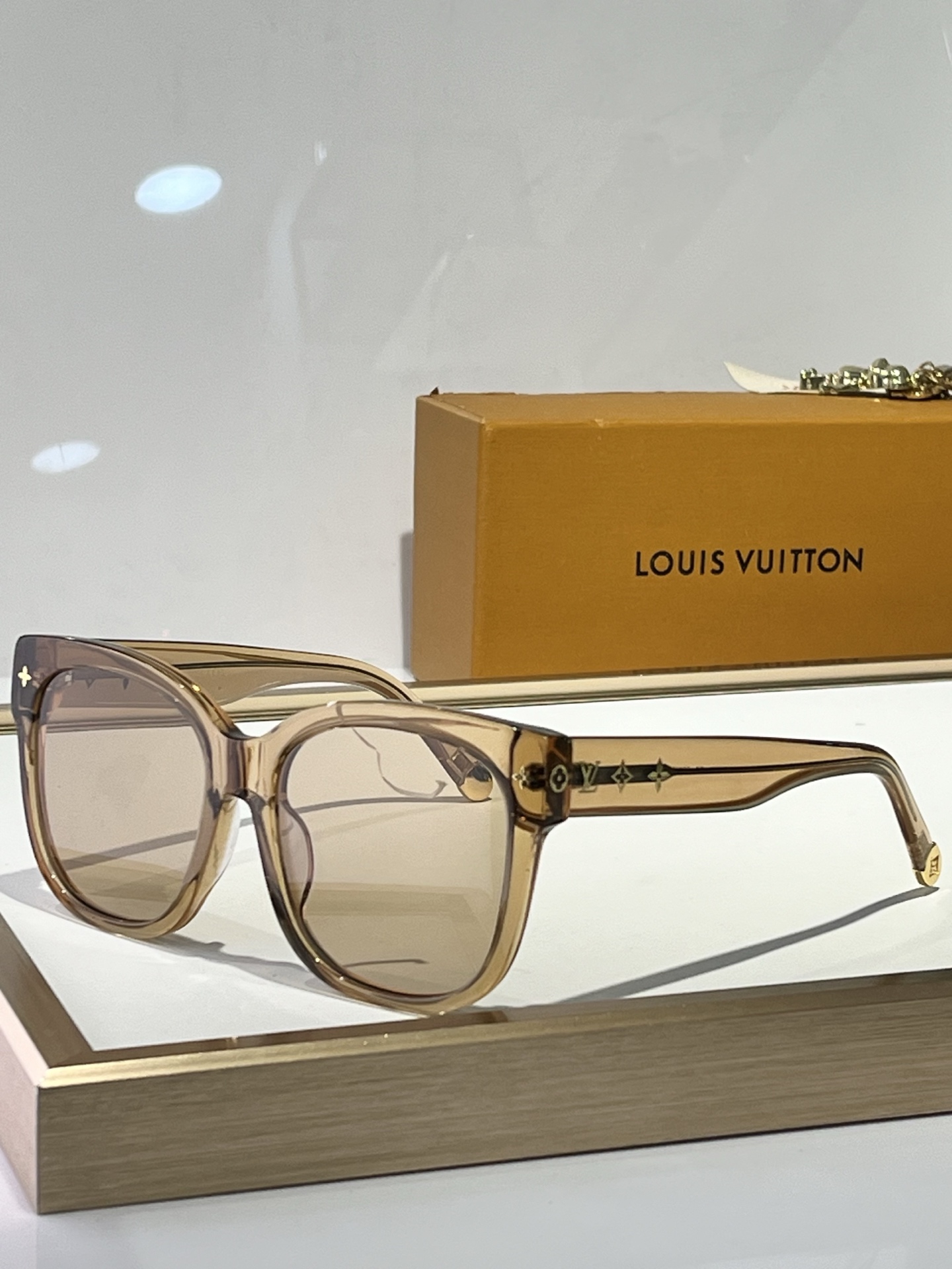  LOUIS VUITTO*
MODEL：Z1729W
SIZE：56口18-143

