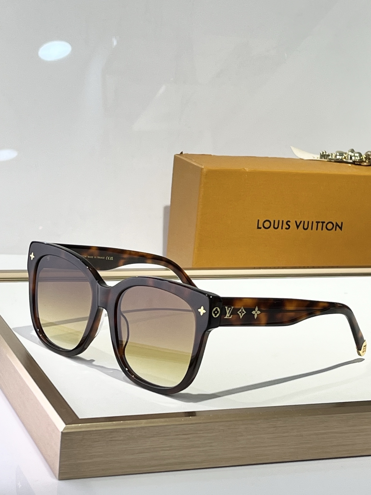  LOUIS VUITTO*
MODEL：Z1729W
SIZE：56口18-143

