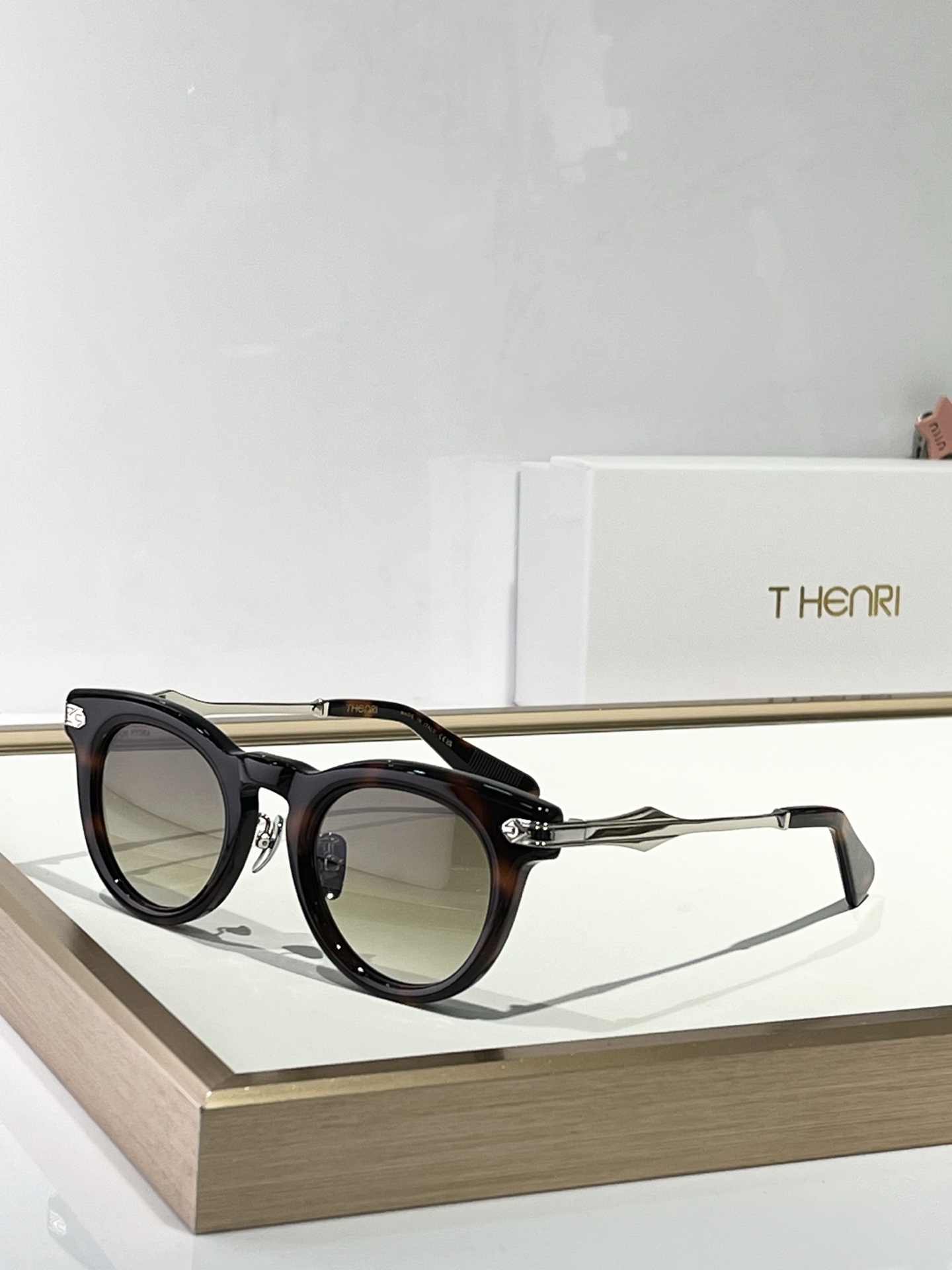  THENRI
MODELCarbon1of199
SIZE47口24-143
