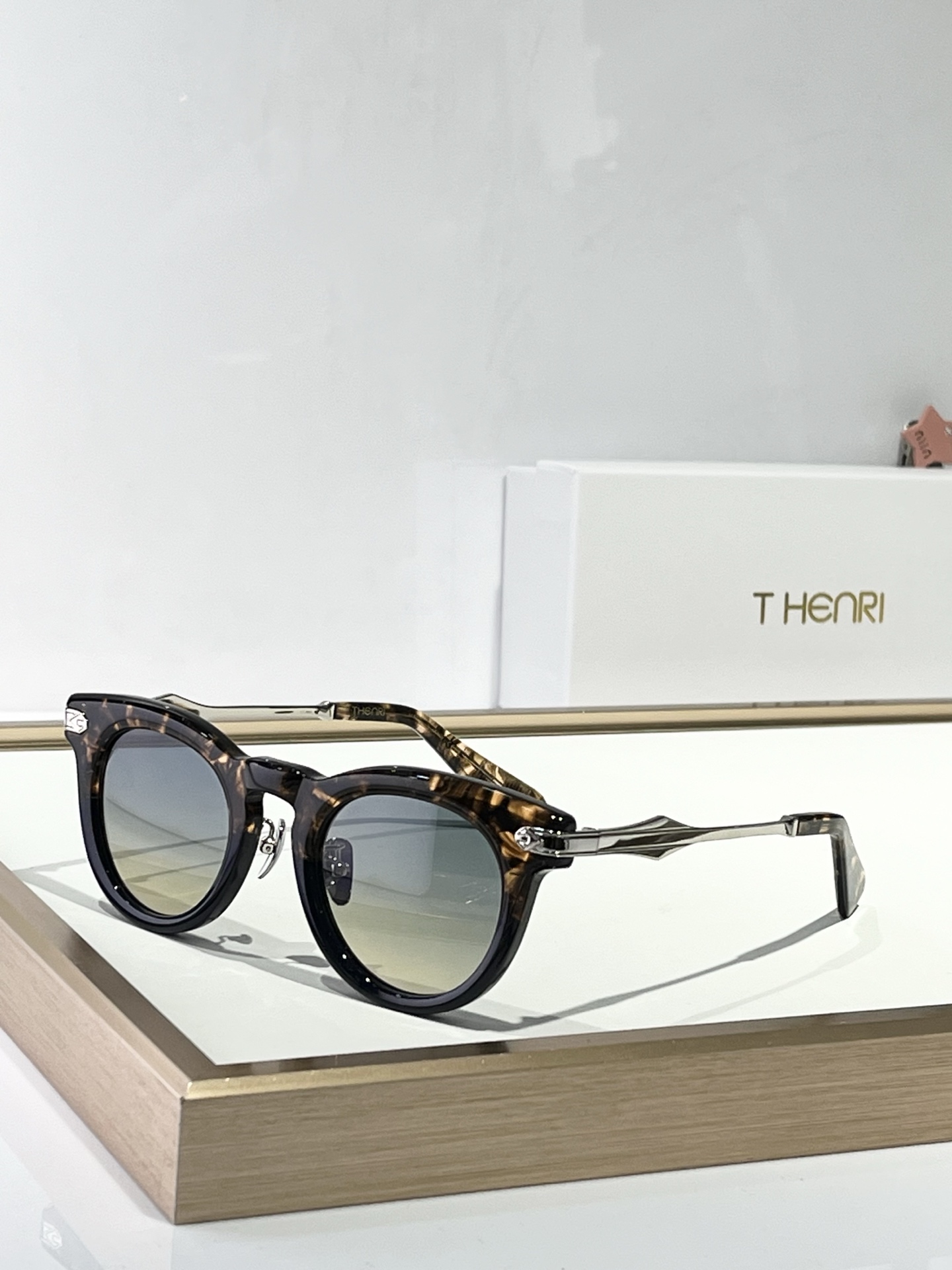  THENRI
MODELCarbon1of199
SIZE47口24-143
