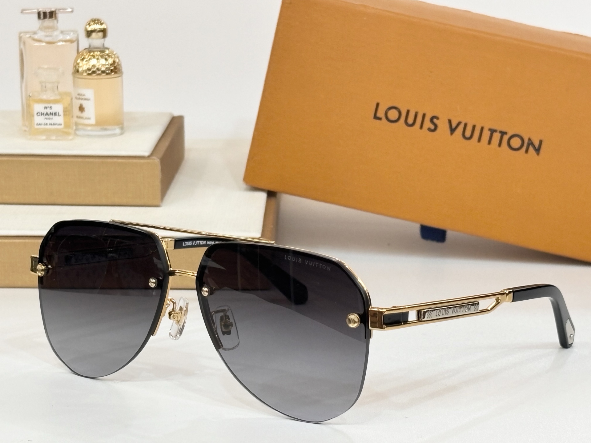  LOUIS VUITTO*
MODEL：Z1304
SIZE：62口13-145


