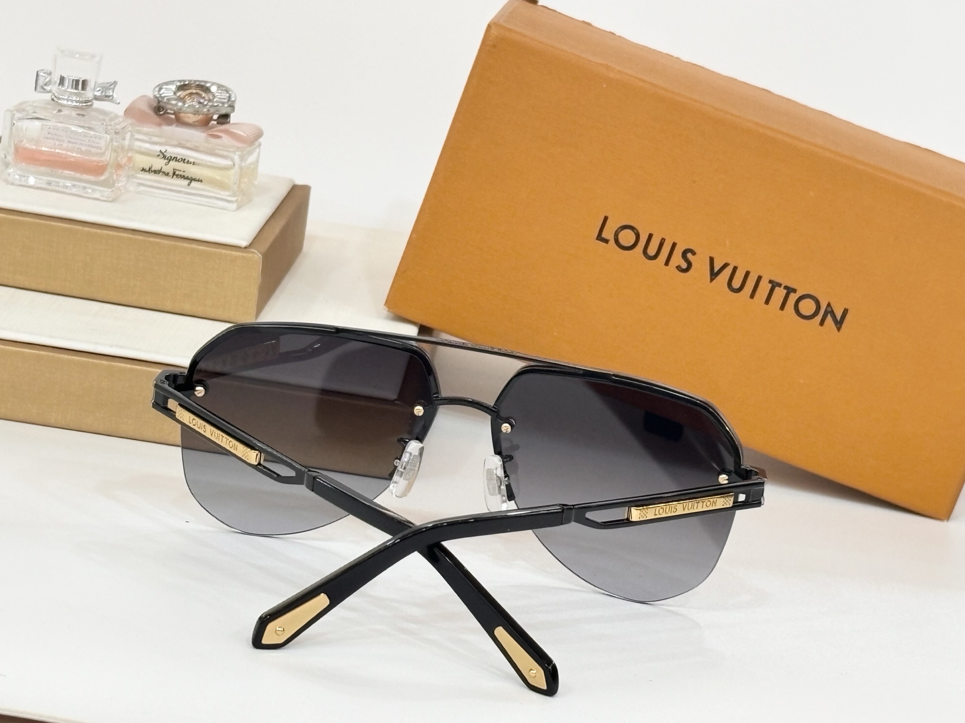  LOUIS VUITTO*
MODEL：Z1304
SIZE：62口13-145

