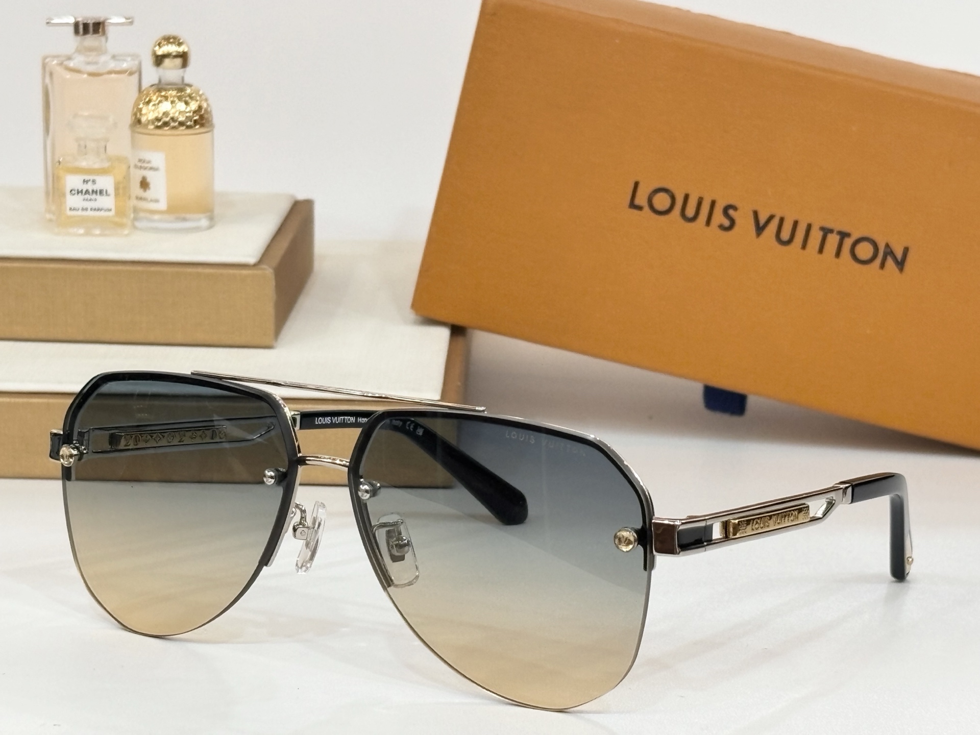  LOUIS VUITTO*
MODEL：Z1304
SIZE：62口13-145

