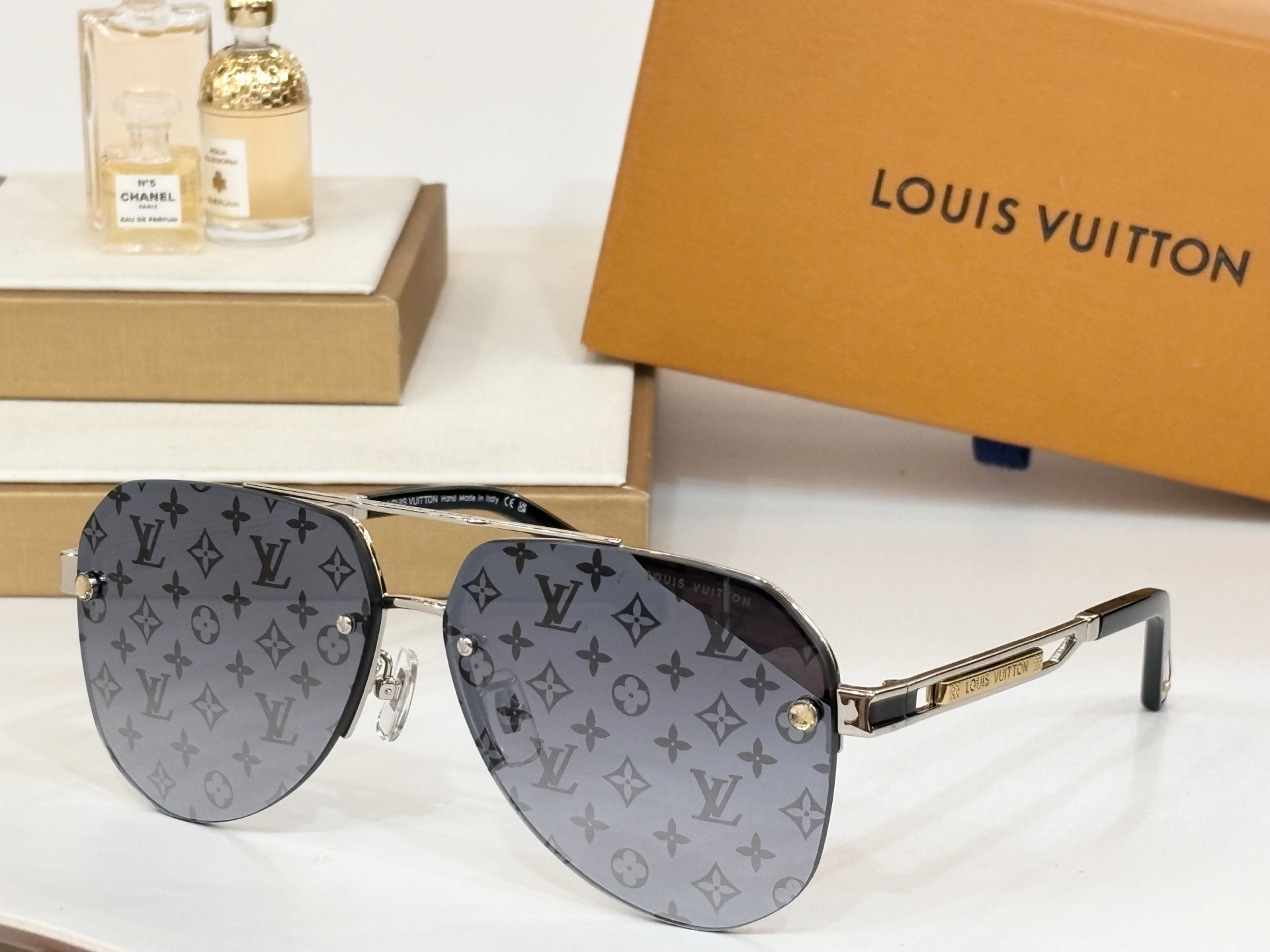  LOUIS VUITTO*
MODEL：Z1304
SIZE：62口13-145

