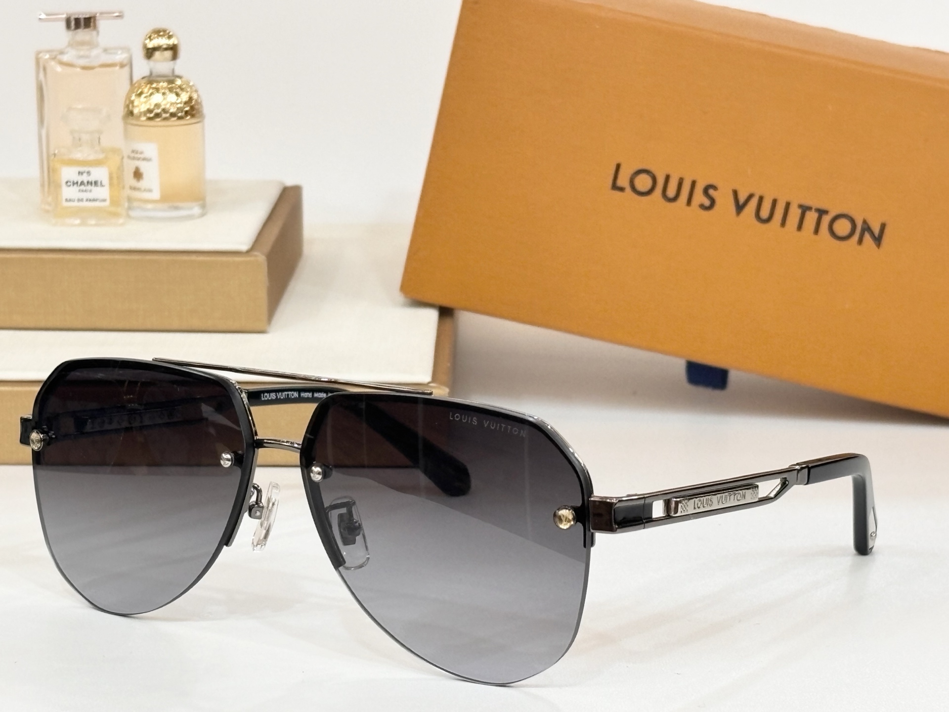 LOUIS VUITTO*
MODEL：Z1304
SIZE：62口13-145

