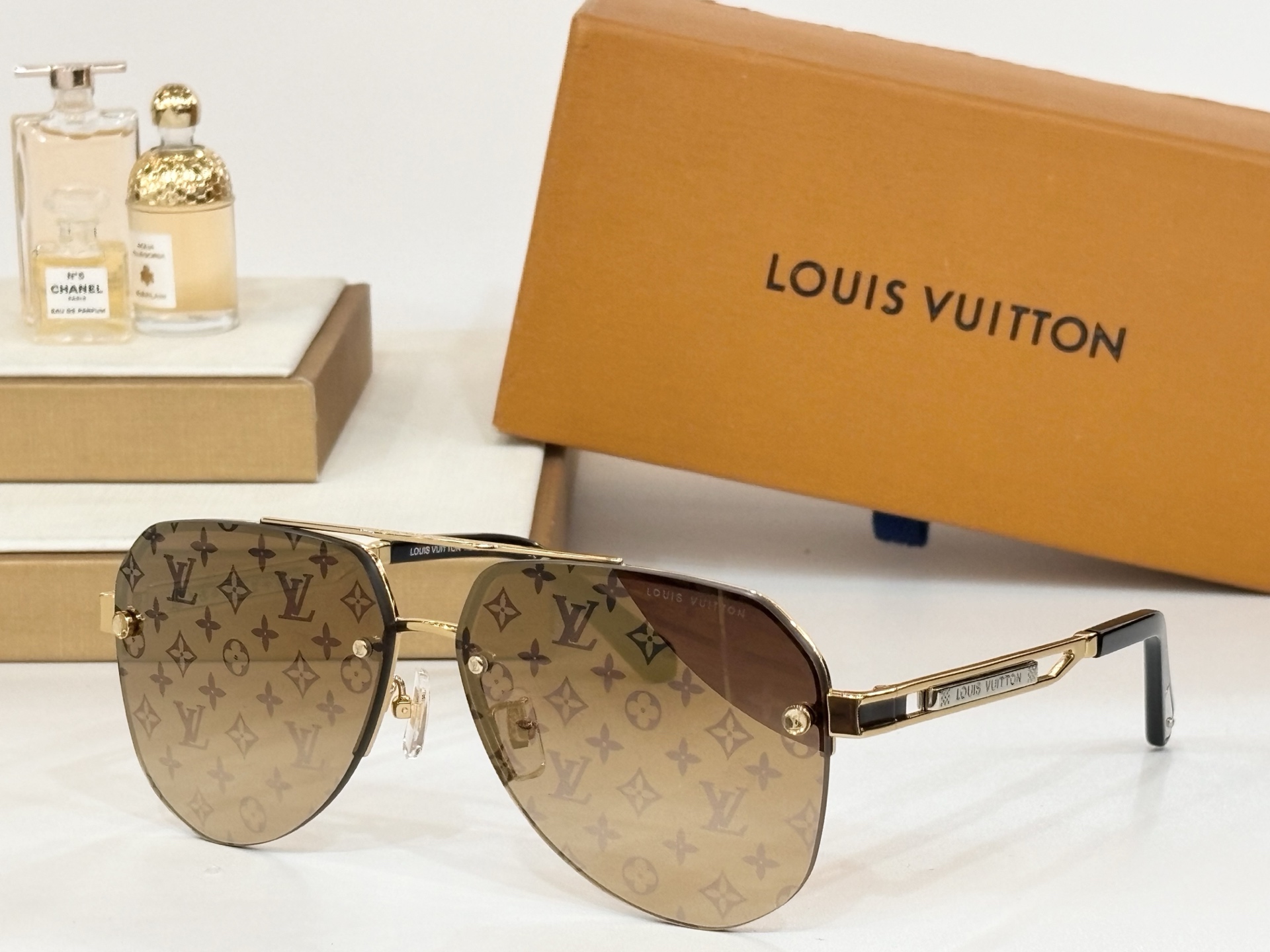  LOUIS VUITTO*
MODEL：Z1304
SIZE：62口13-145

