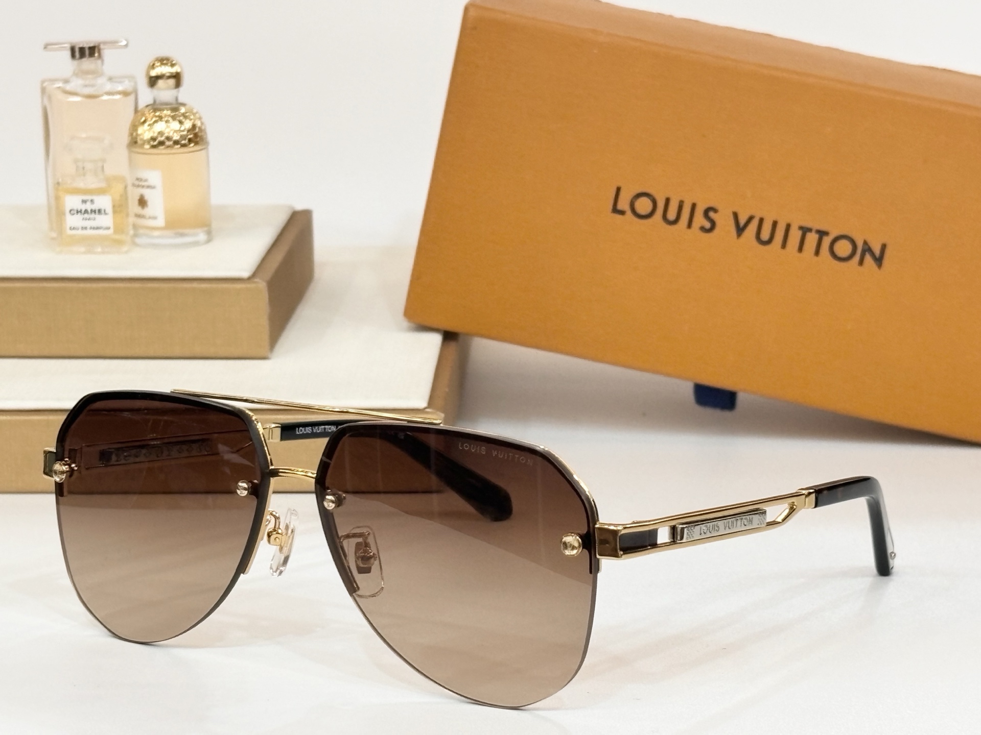  LOUIS VUITTO*
MODEL：Z1304
SIZE：62口13-145

