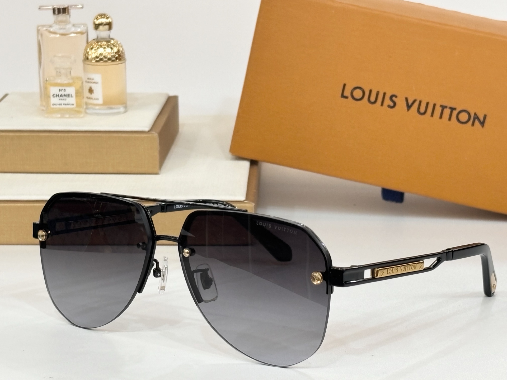  LOUIS VUITTO*
MODEL：Z1304
SIZE：62口13-145

