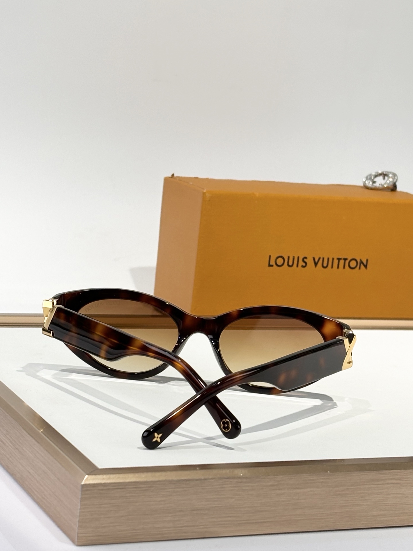  LOUIS VUITTON
MOD：Z1867
Size：51口20-140
