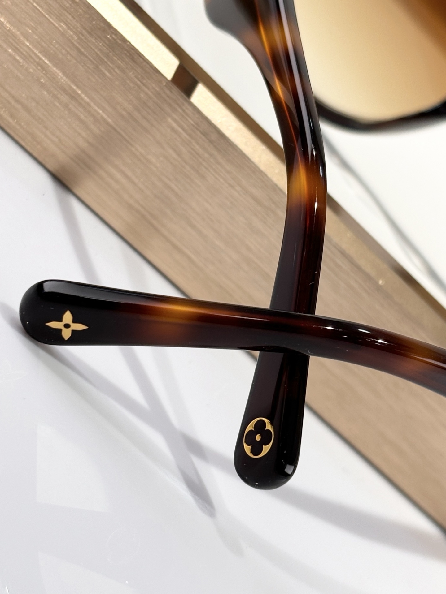  LOUIS VUITTON
MOD：Z1867
Size：51口20-140
