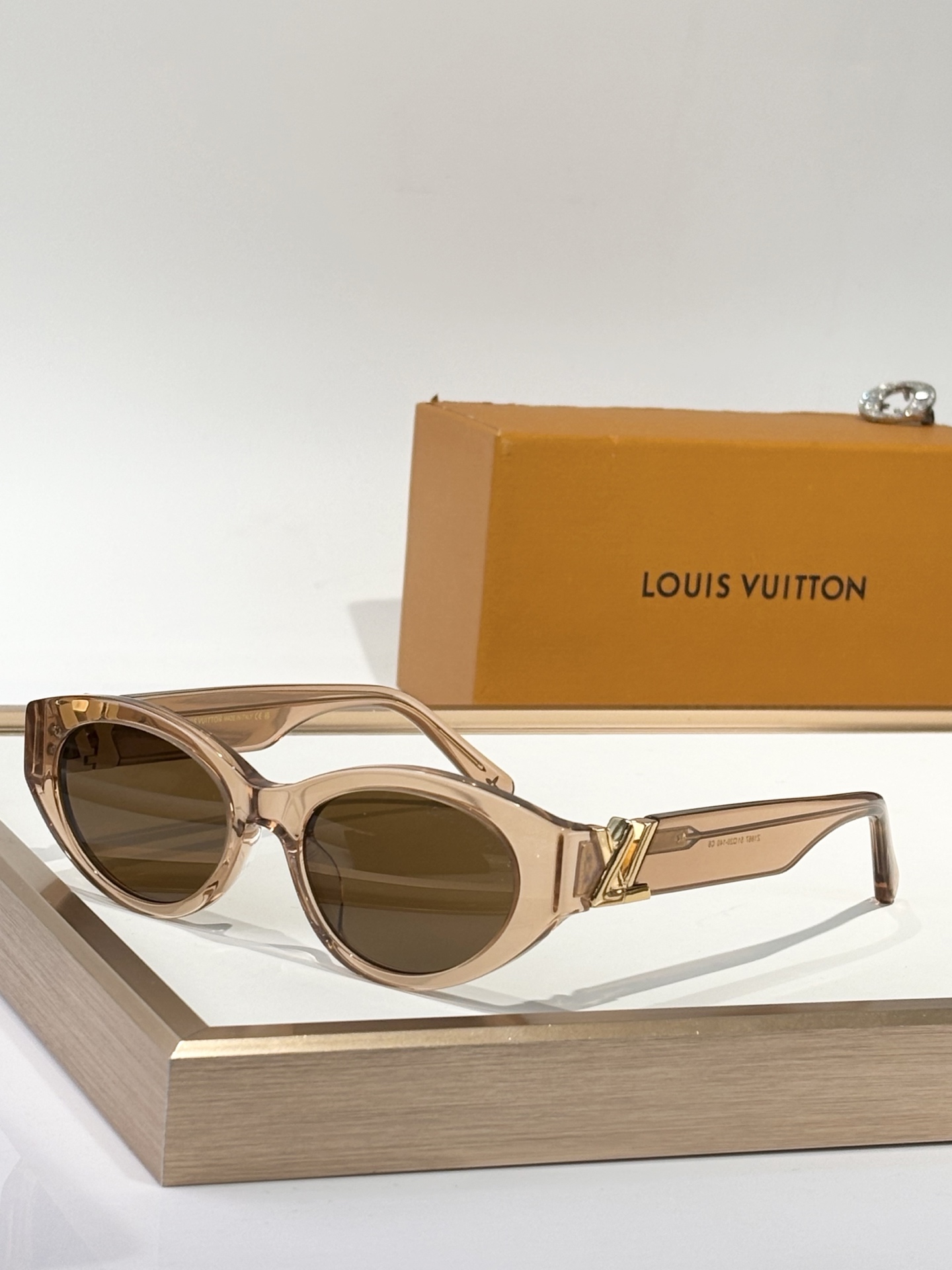  LOUIS VUITTON
MOD：Z1867
Size：51口20-140

