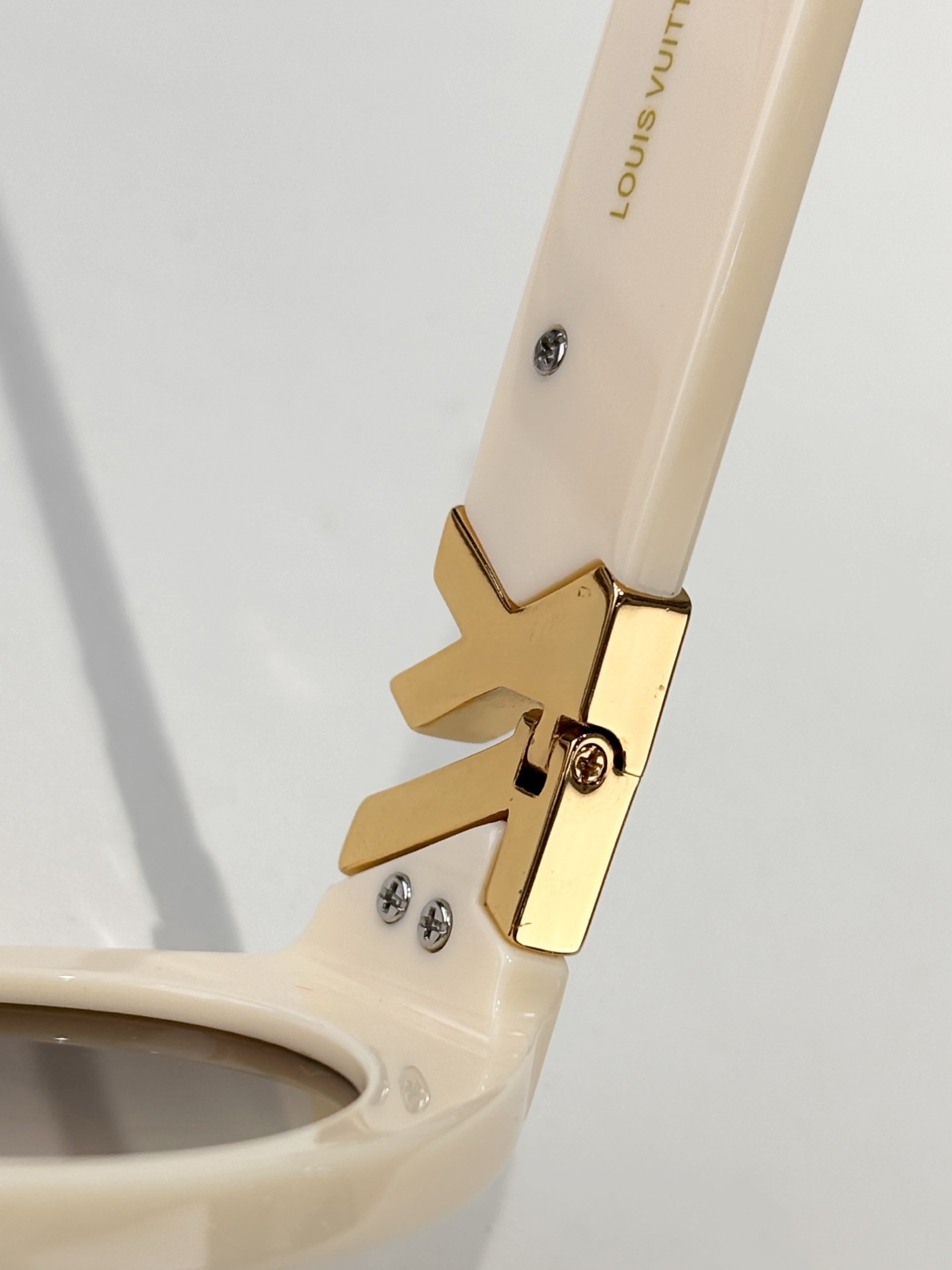  LOUIS VUITTON
MOD：Z1867
Size：51口20-140
