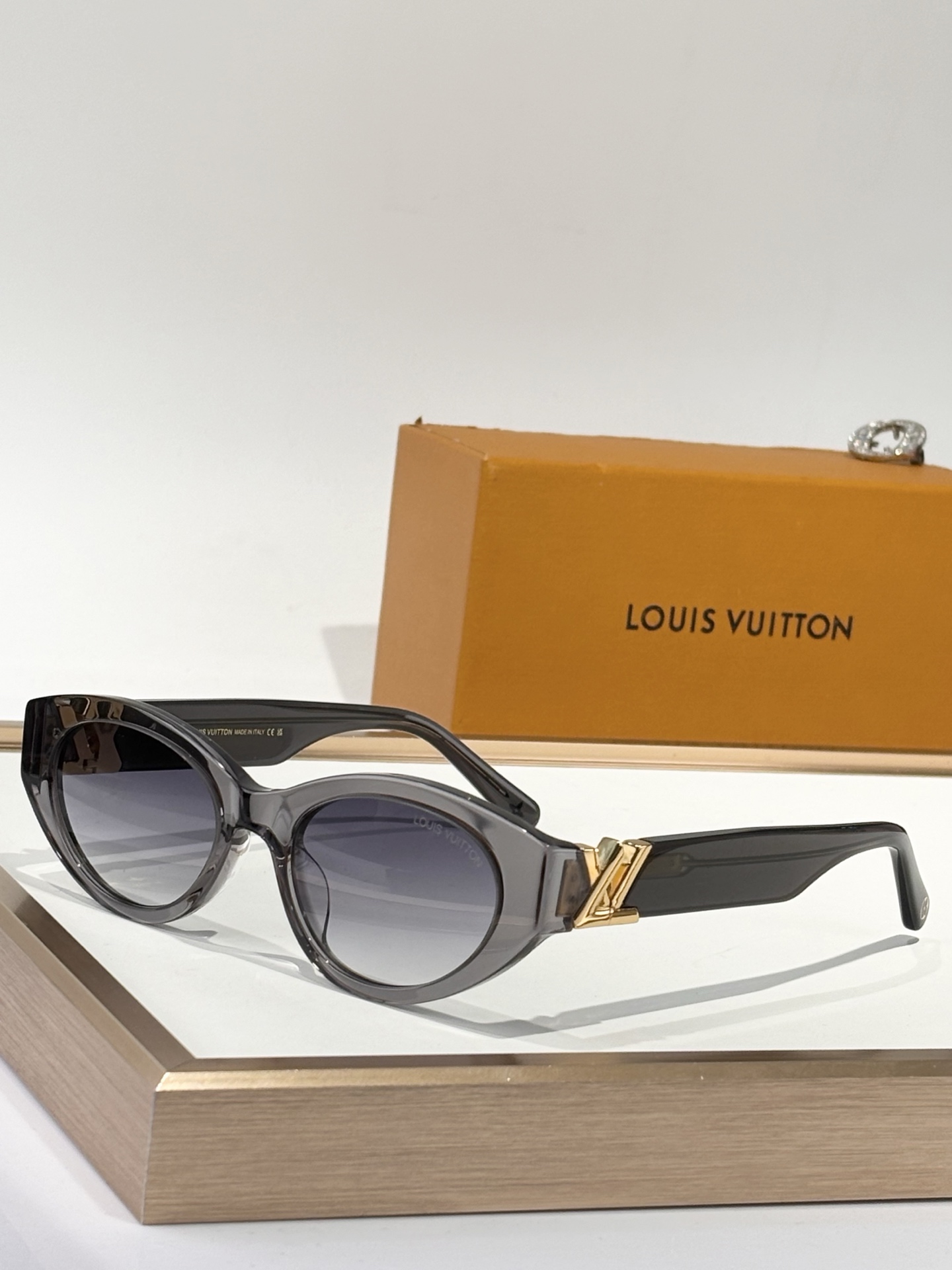  LOUIS VUITTON
MOD：Z1867
Size：51口20-140
