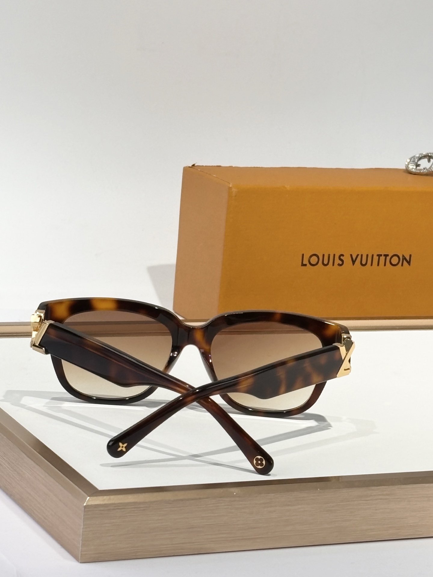  LOUIS VUITTON
MOD：Z1762
Size：53口18-140
