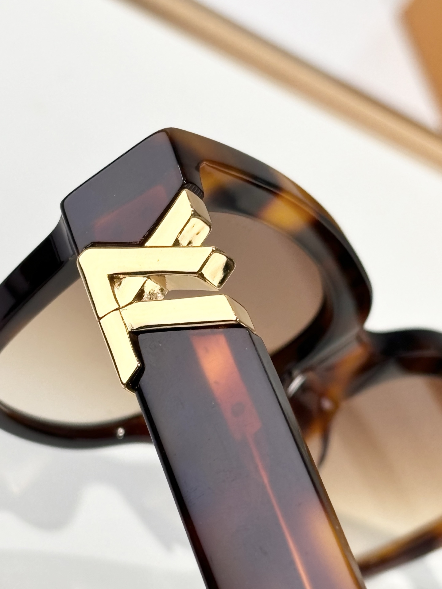  LOUIS VUITTON
MOD：Z1762
Size：53口18-140
