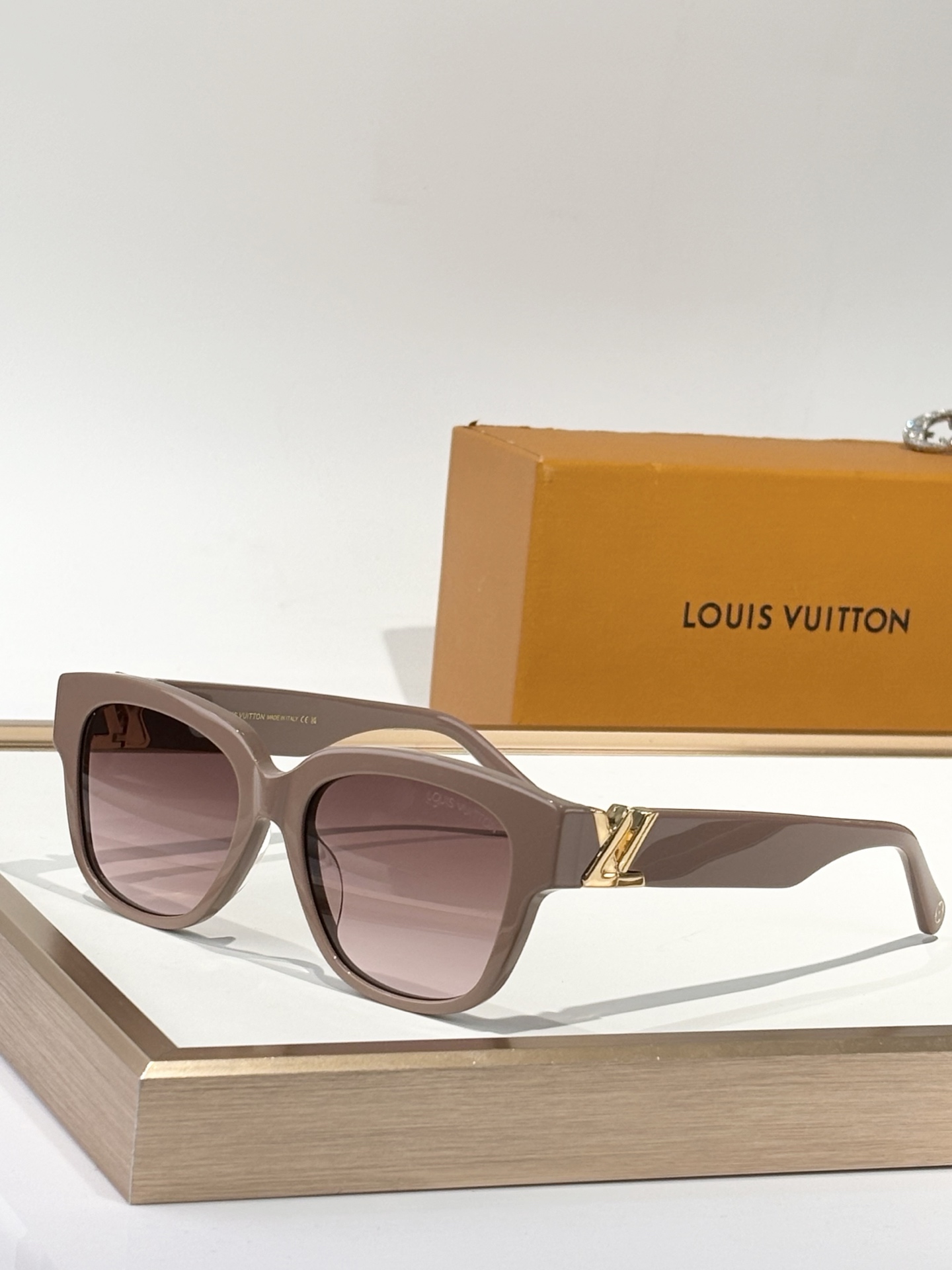  LOUIS VUITTON
MOD：Z1762
Size：53口18-140
