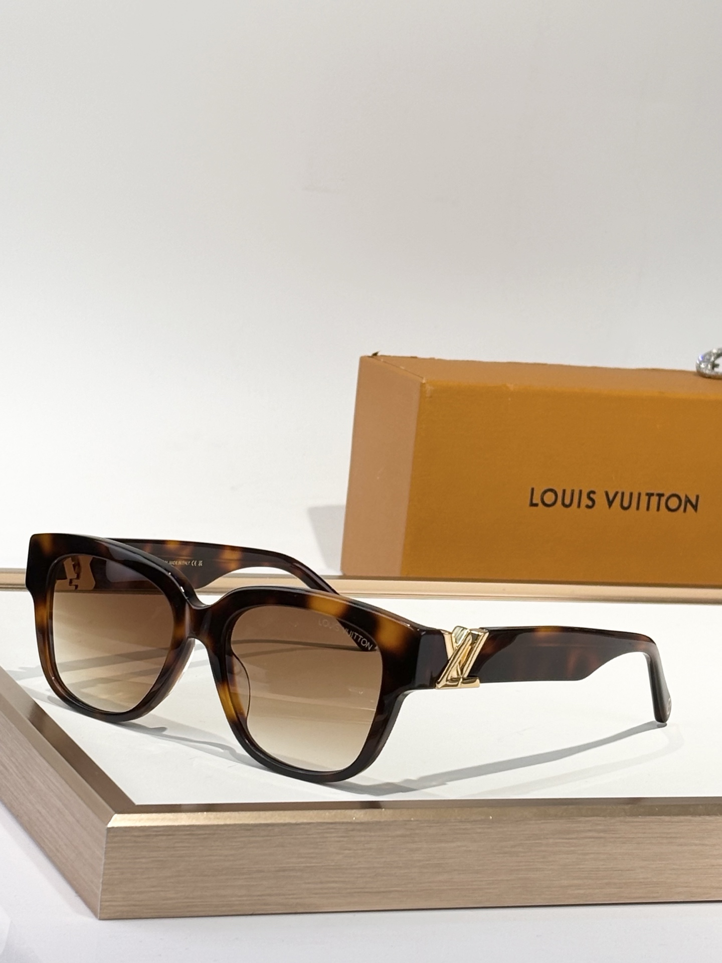  LOUIS VUITTON
MOD：Z1762
Size：53口18-140
