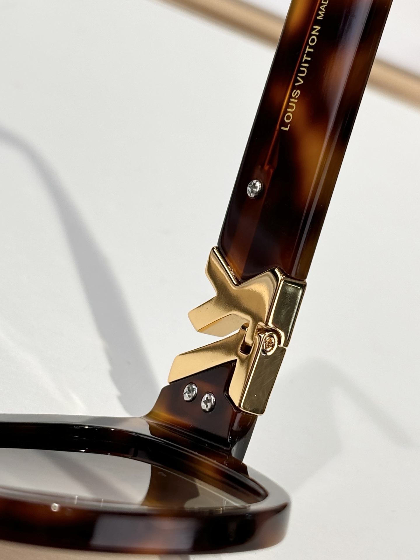  LOUIS VUITTON
MOD：Z1762
Size：53口18-140
