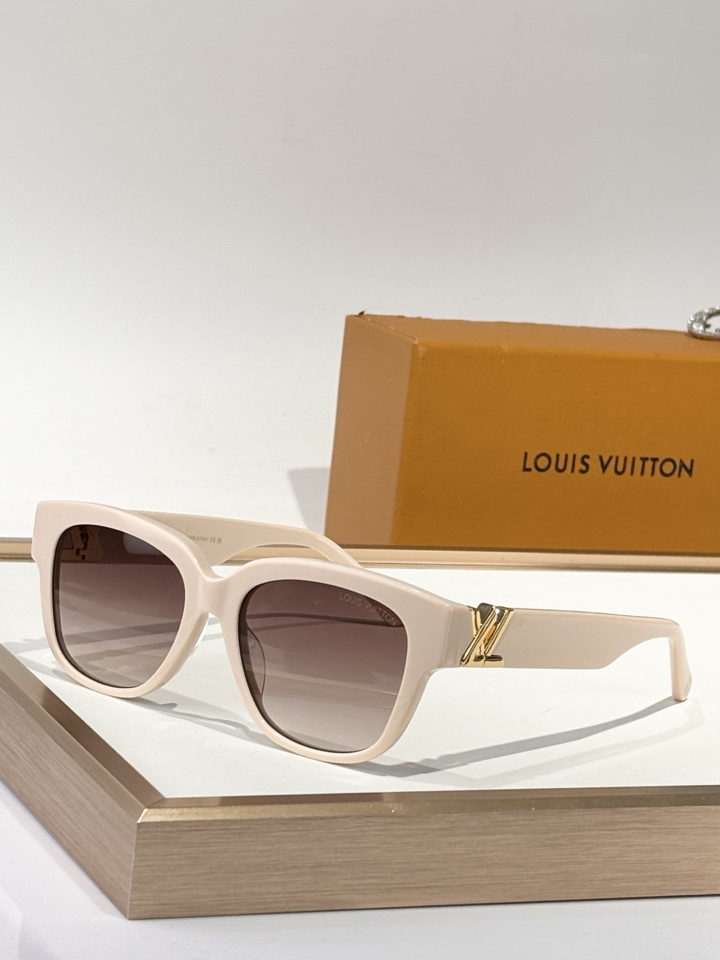  LOUIS VUITTON
MOD：Z1762
Size：53口18-140
