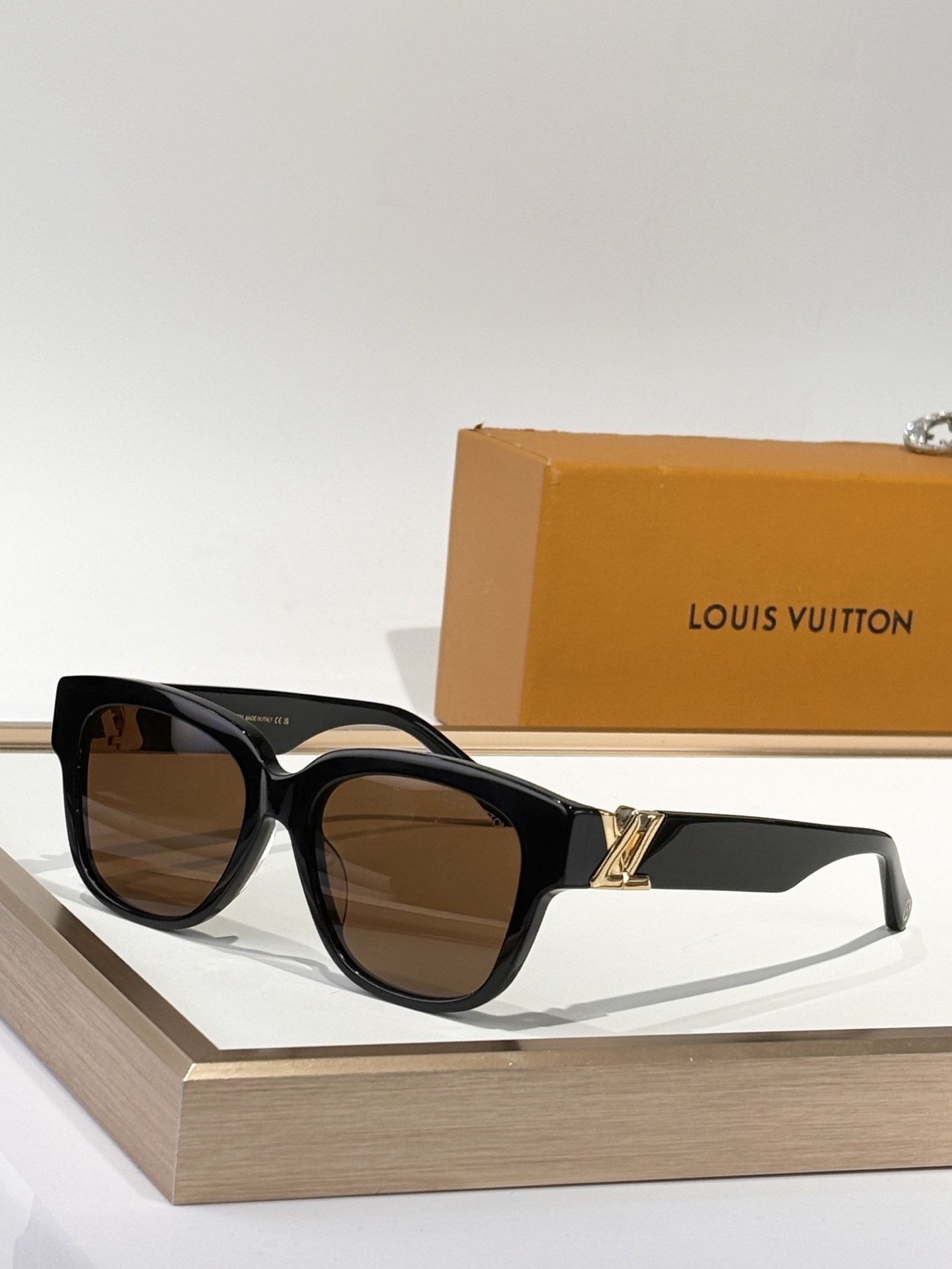  LOUIS VUITTON
MOD：Z1762
Size：53口18-140
