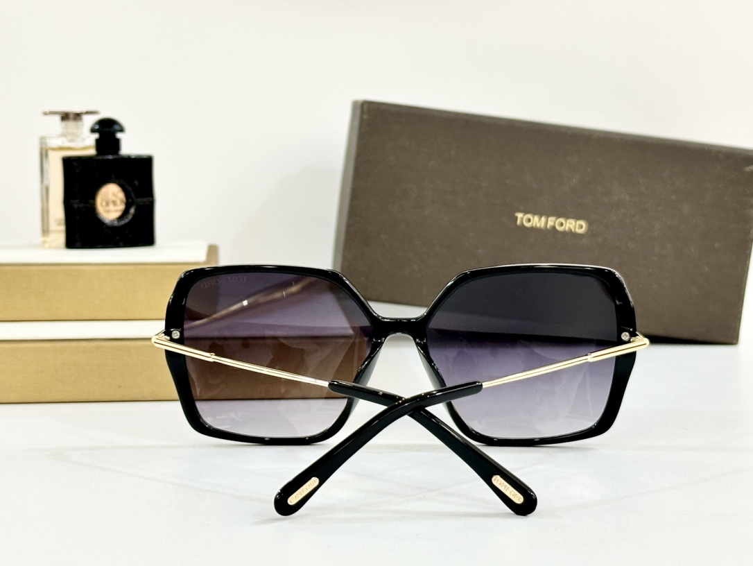  Tom Ford
Mod：TF1039
Size：59-15-140
