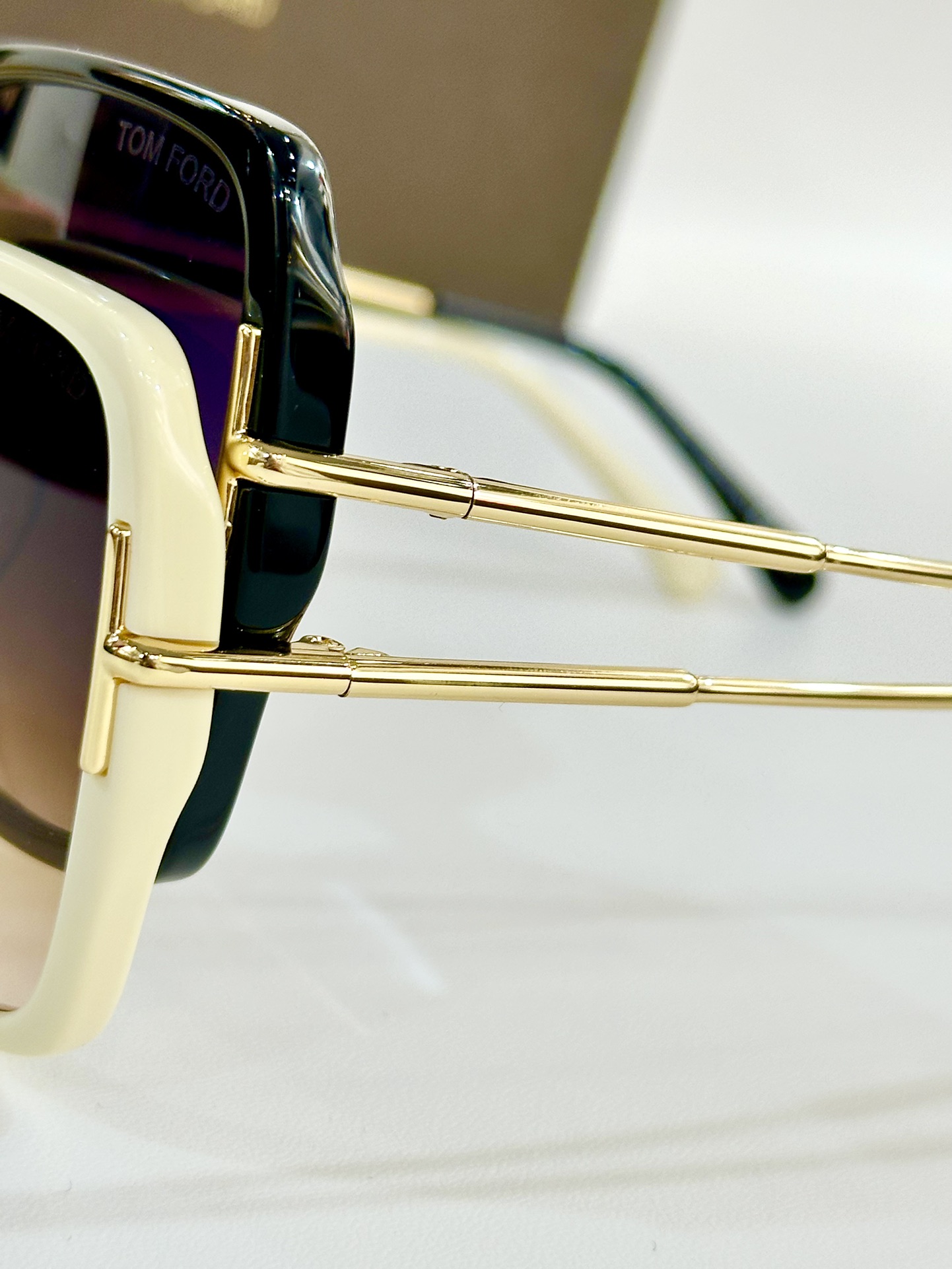  Tom Ford
Mod：TF1039
Size：59-15-140
