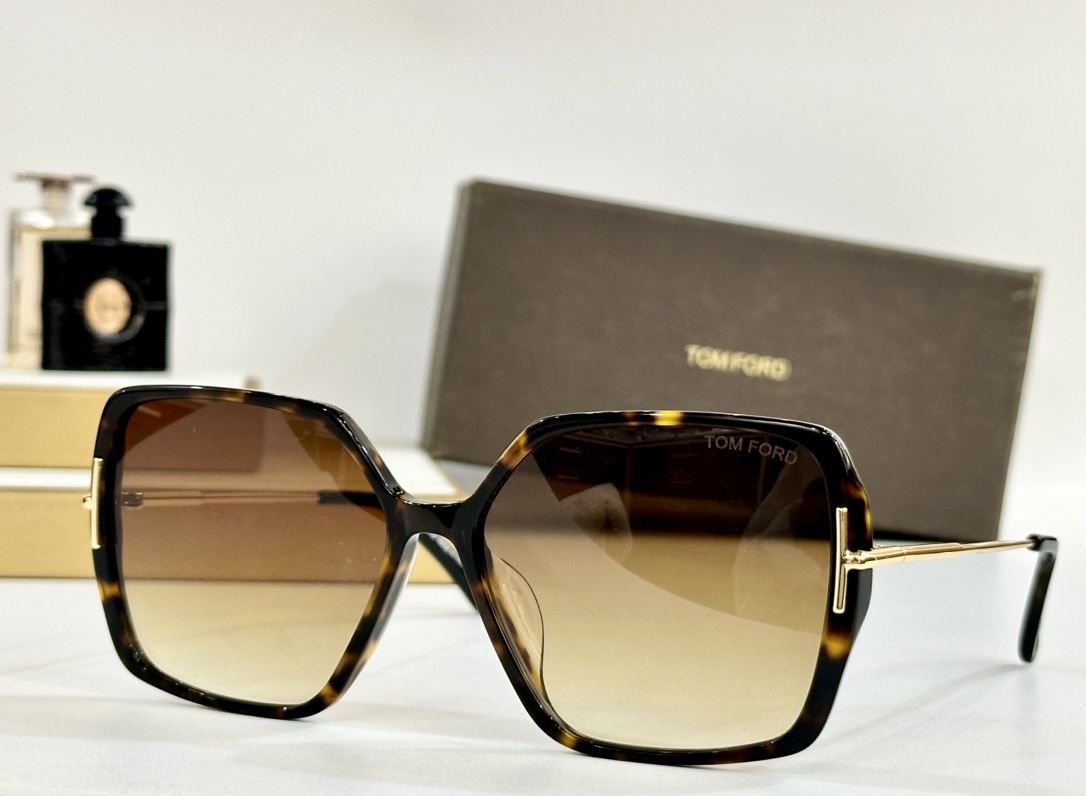  Tom Ford
Mod：TF1039
Size：59-15-140
