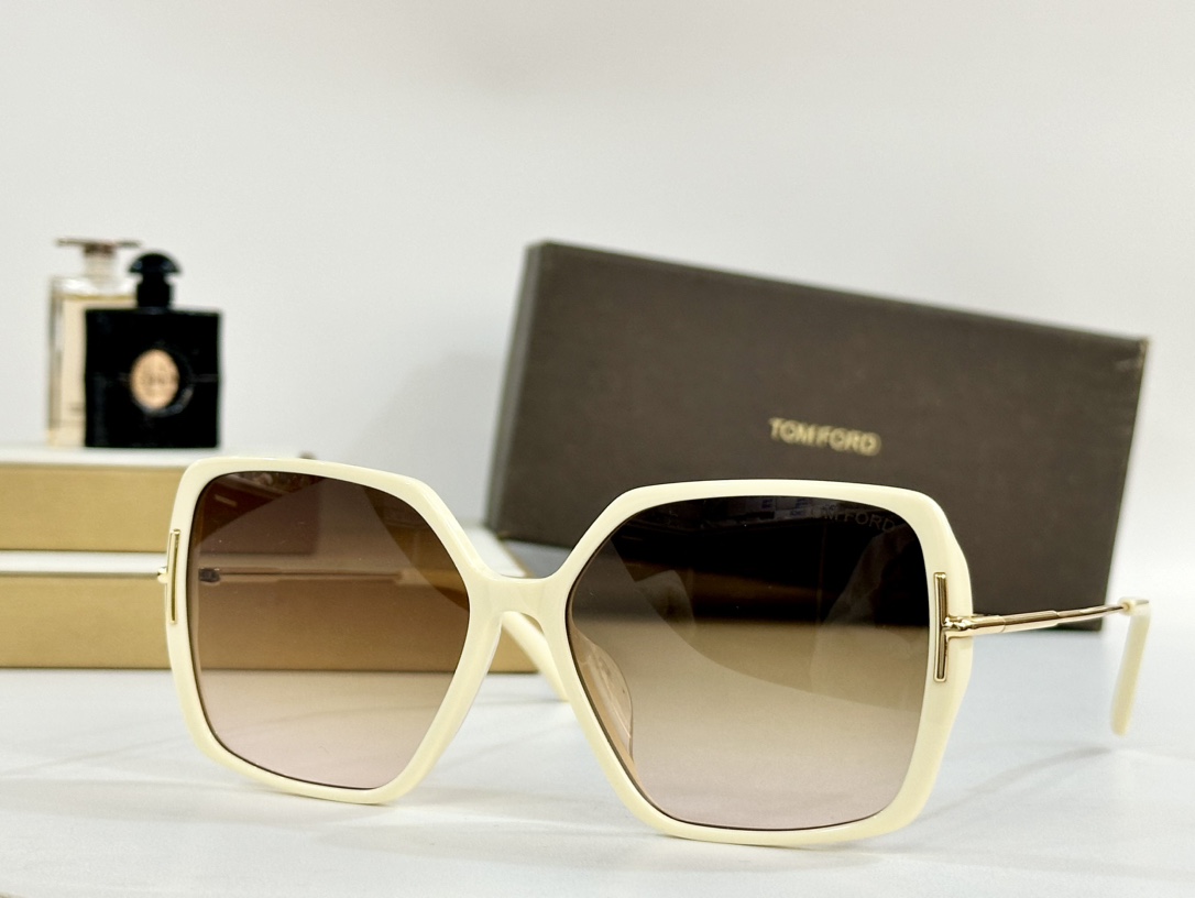  Tom Ford
Mod：TF1039
Size：59-15-140
