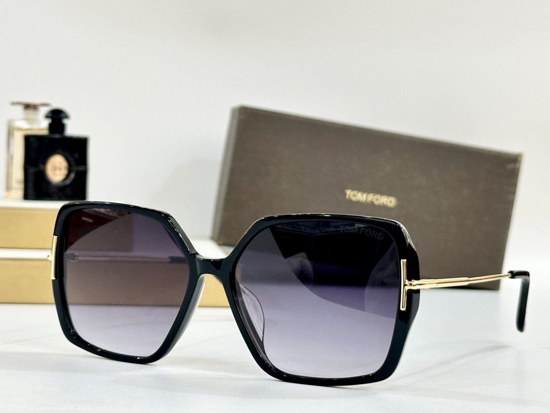  Tom Ford
Mod：TF1039
Size：59-15-140
