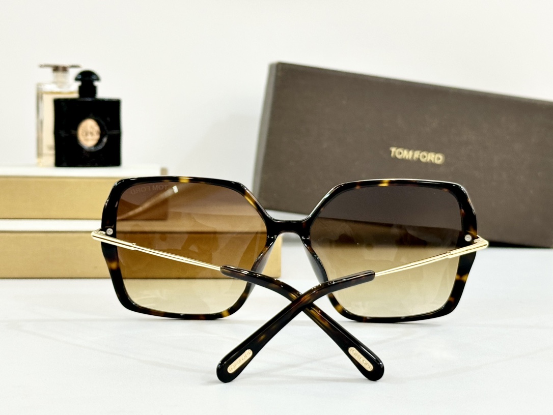 Tom Ford
Mod：TF1039
Size：59-15-140
