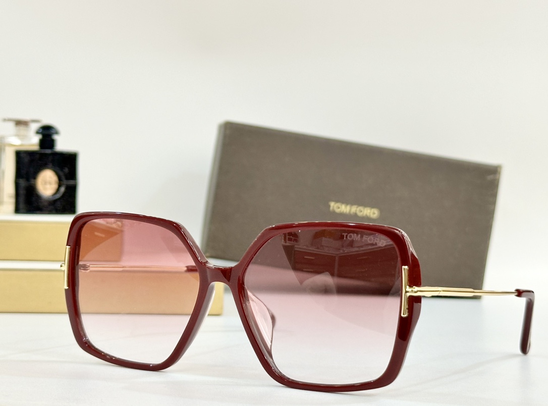  Tom Ford
Mod：TF1039
Size：59-15-140
